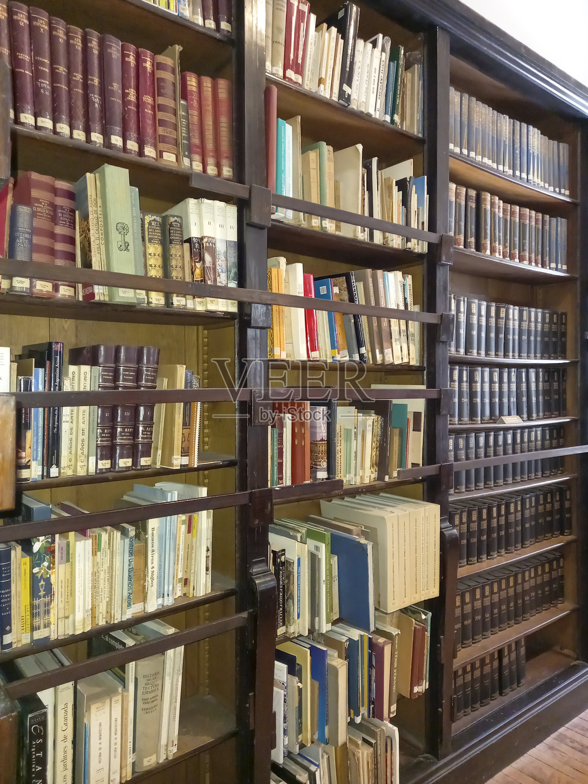 满是书籍的古老图书馆书架照片摄影图片