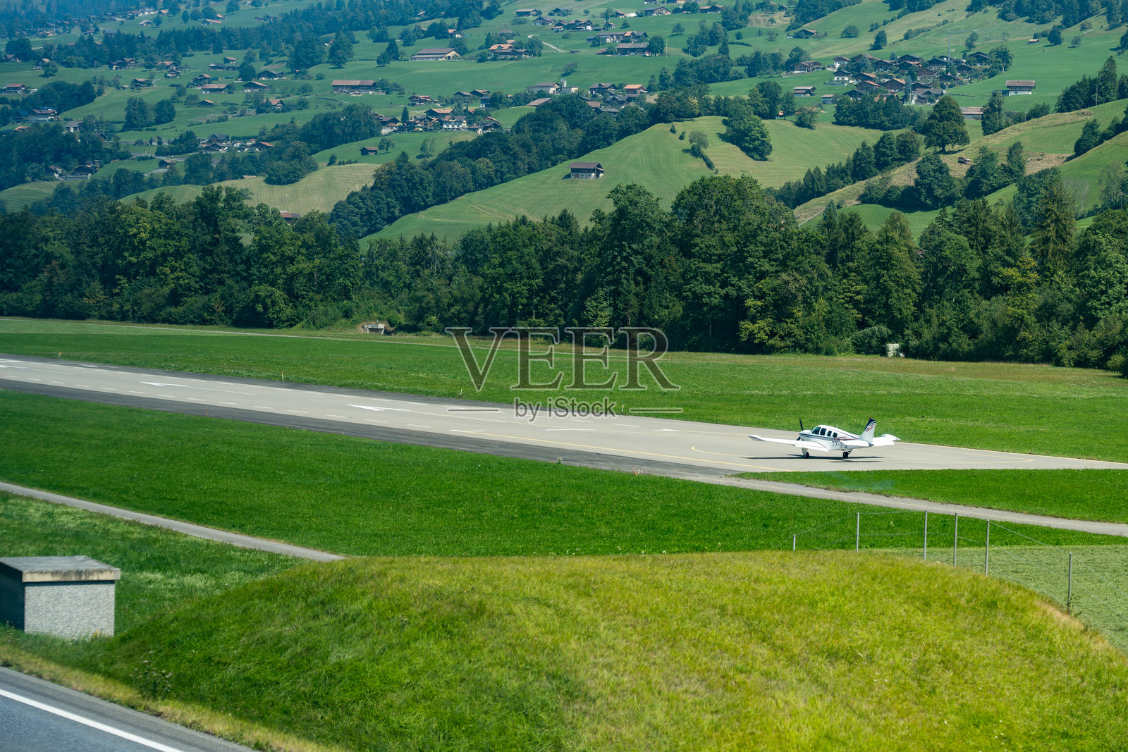 瑞士一片绿草地上的小型双水獺飞机准备起飞照片摄影图片