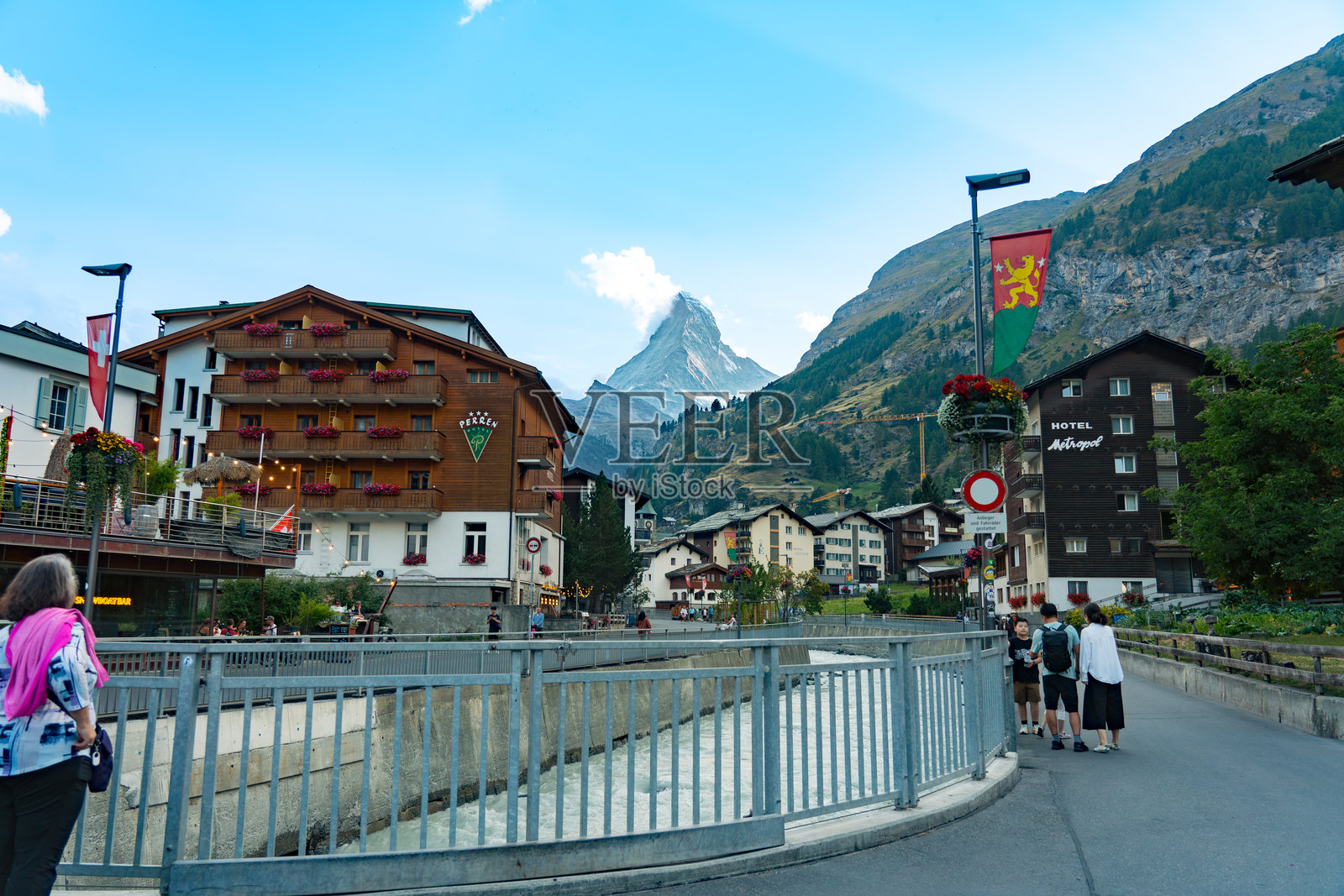 采尔马特市，背景是马特洪峰，游客旅馆、酒店以及流经市中心的马特维斯帕河照片摄影图片