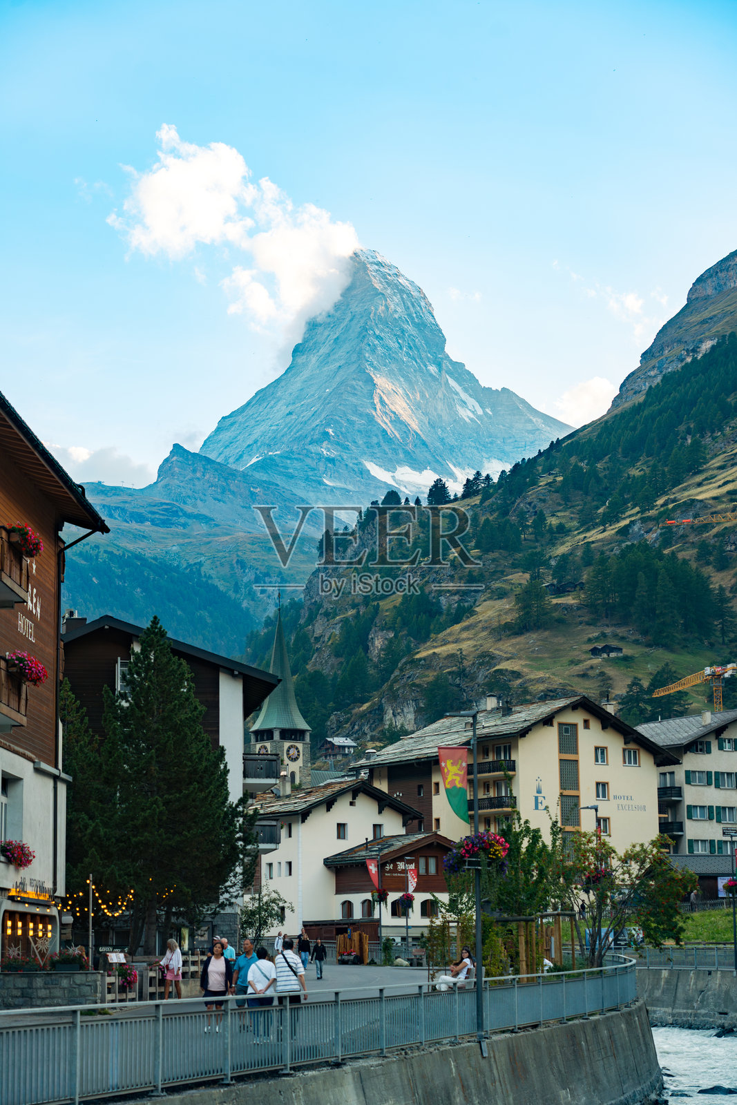 采尔马特市,背景是马特洪峰,游客旅馆、酒店以及流经市中心的马特维斯帕河。照片摄影图片