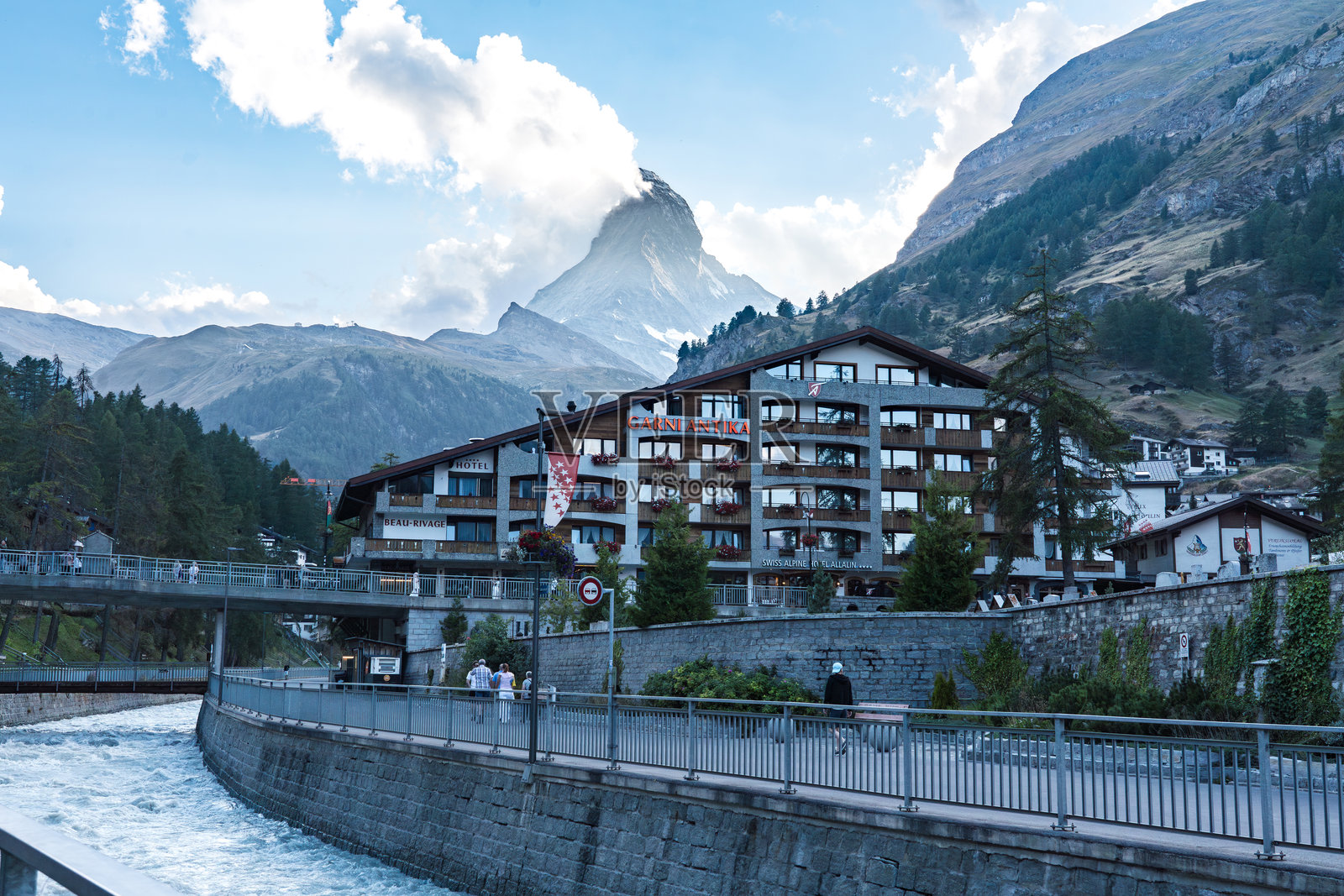 采尔马特市，背景是马特洪峰，游客旅馆、酒店以及流经中心的马特维斯帕河照片摄影图片