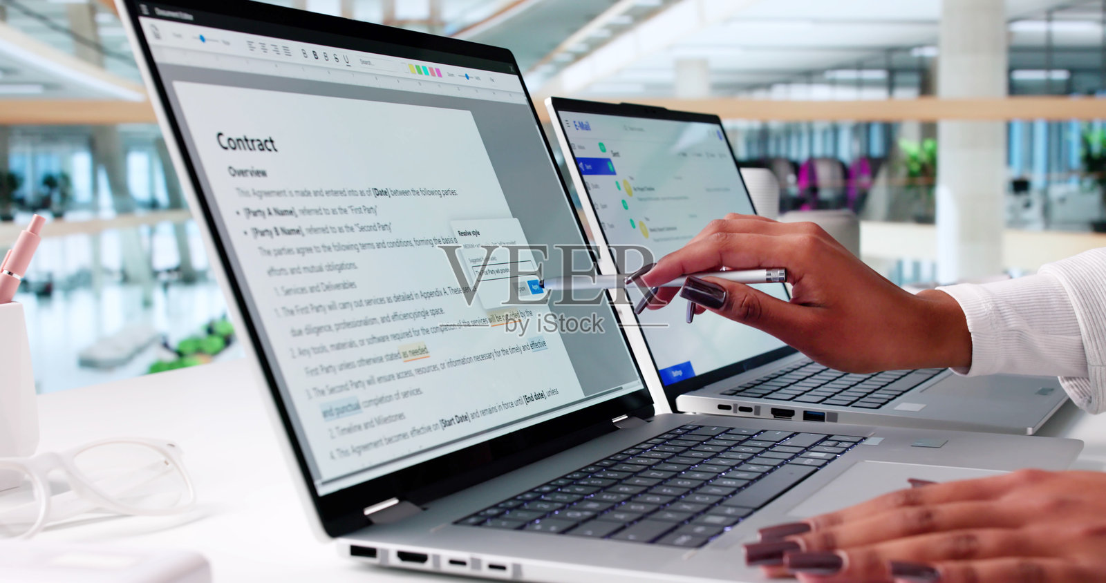 专业的非裔美国女性在审阅剧本照片摄影图片