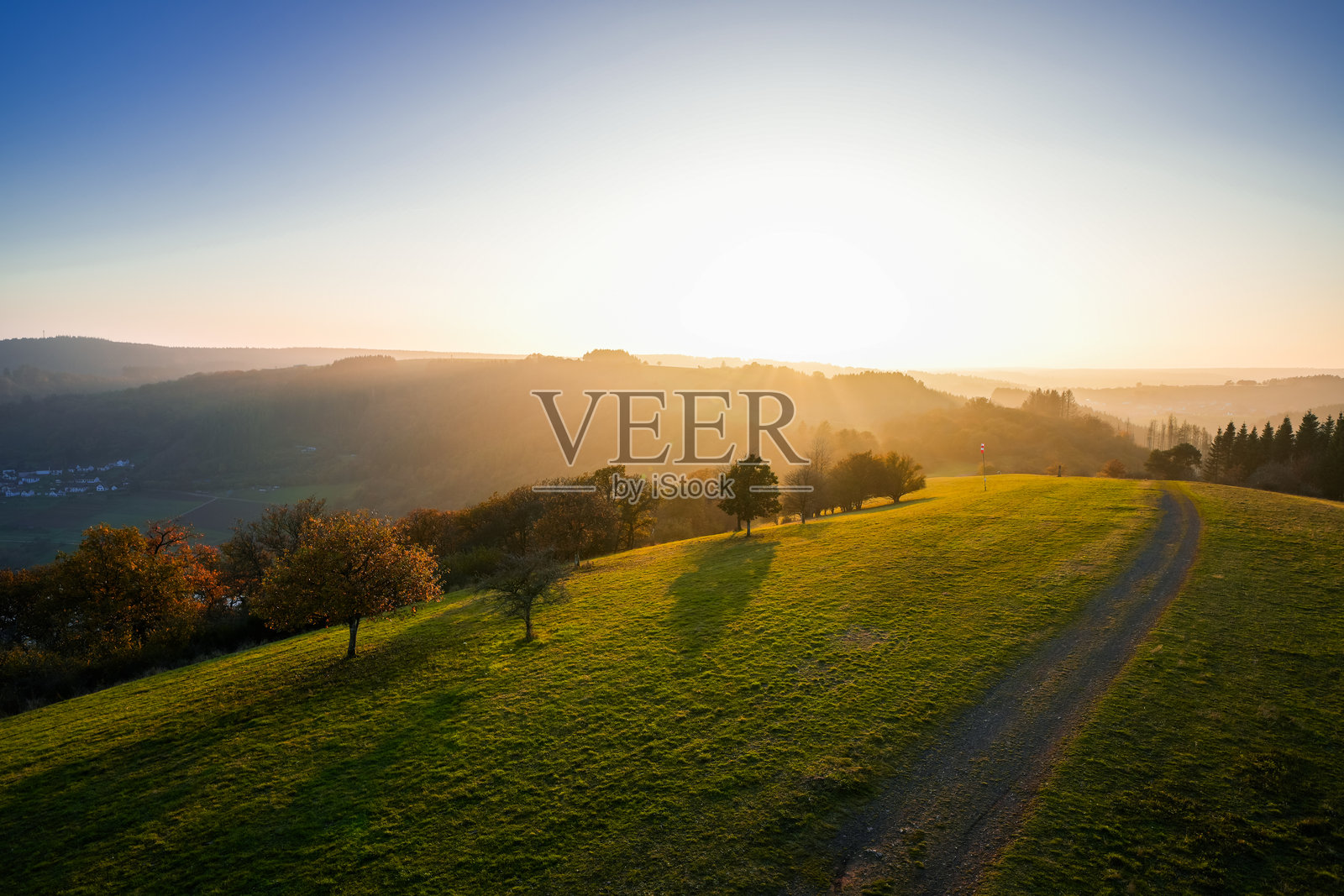 梅尔费尔德马尔的风景。火山艾费尔国家公园火山口湖的自然景观。梅尔费尔德附近的日落晚景。照片摄影图片