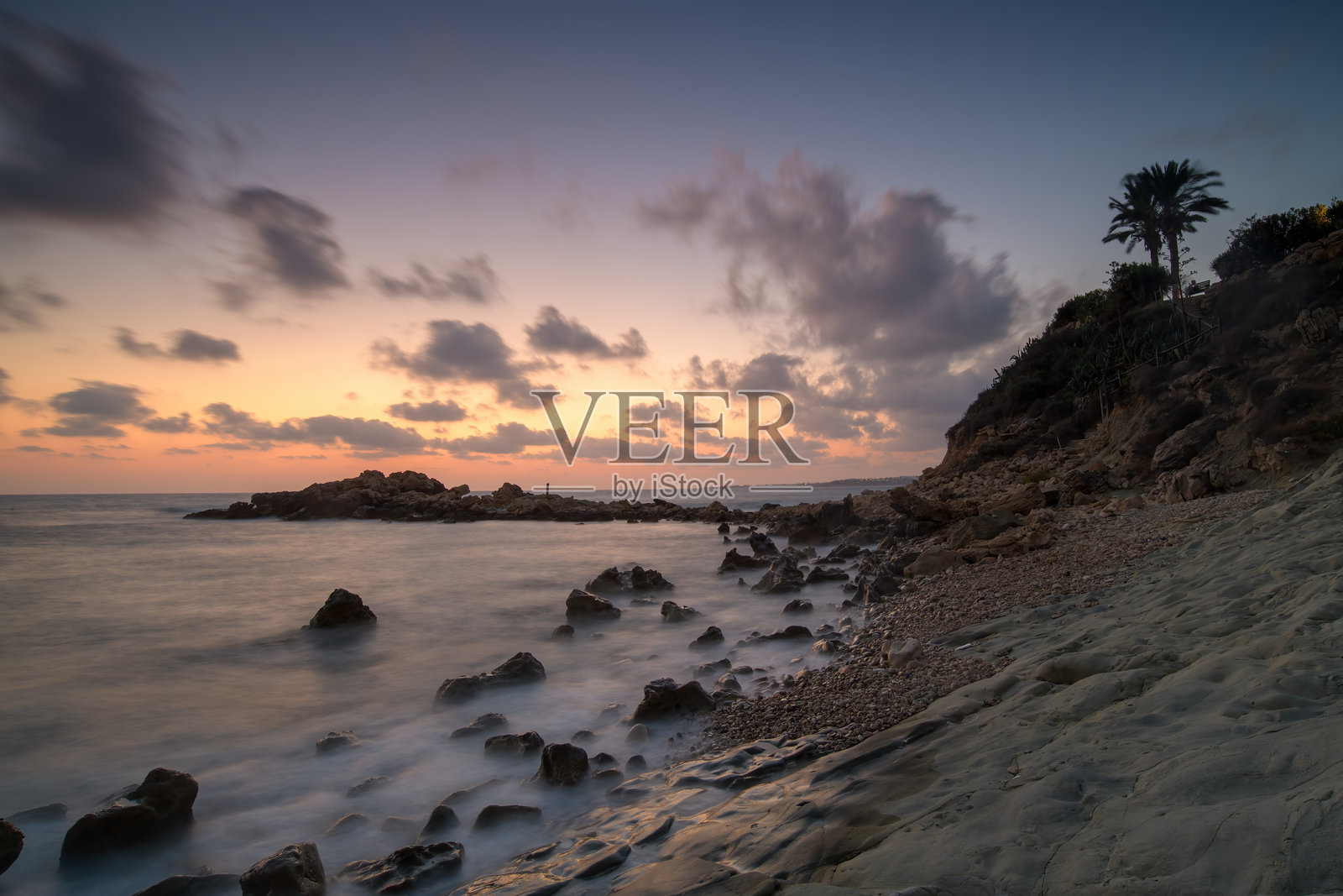 塞浦路斯地中海海岸线，碧蓝的海水、沙滩和晴朗的蓝天照片摄影图片