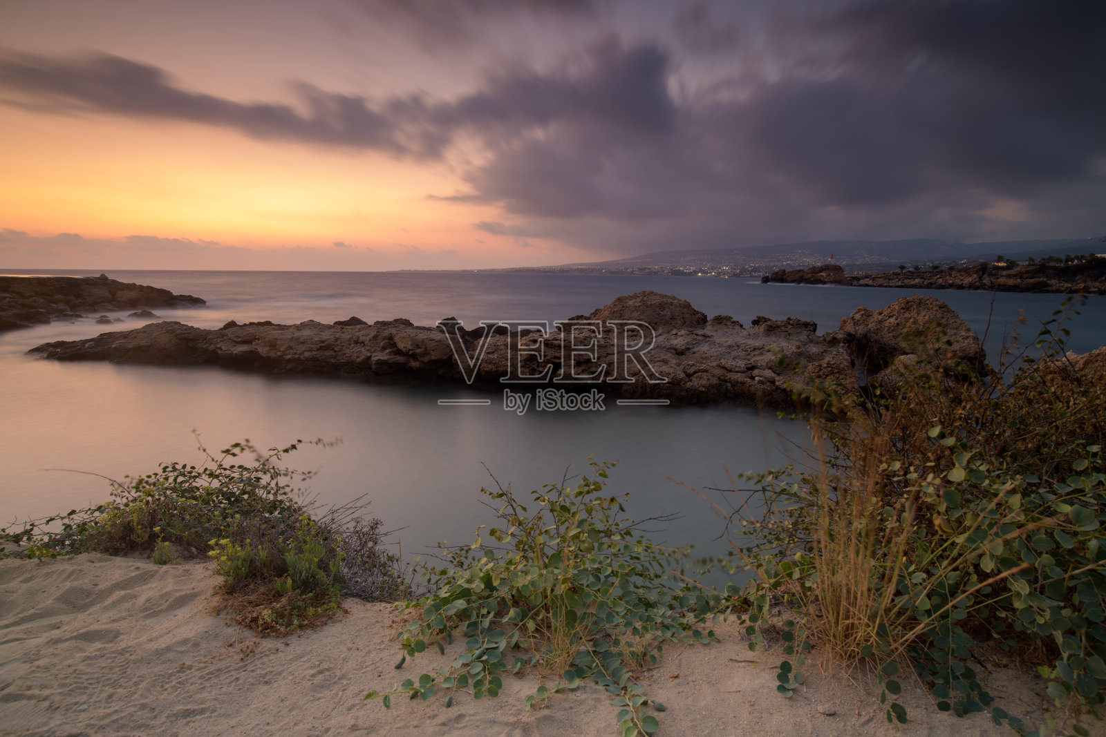 塞浦路斯地中海海岸线，碧蓝的海水，沙滩和晴朗的蓝天照片摄影图片