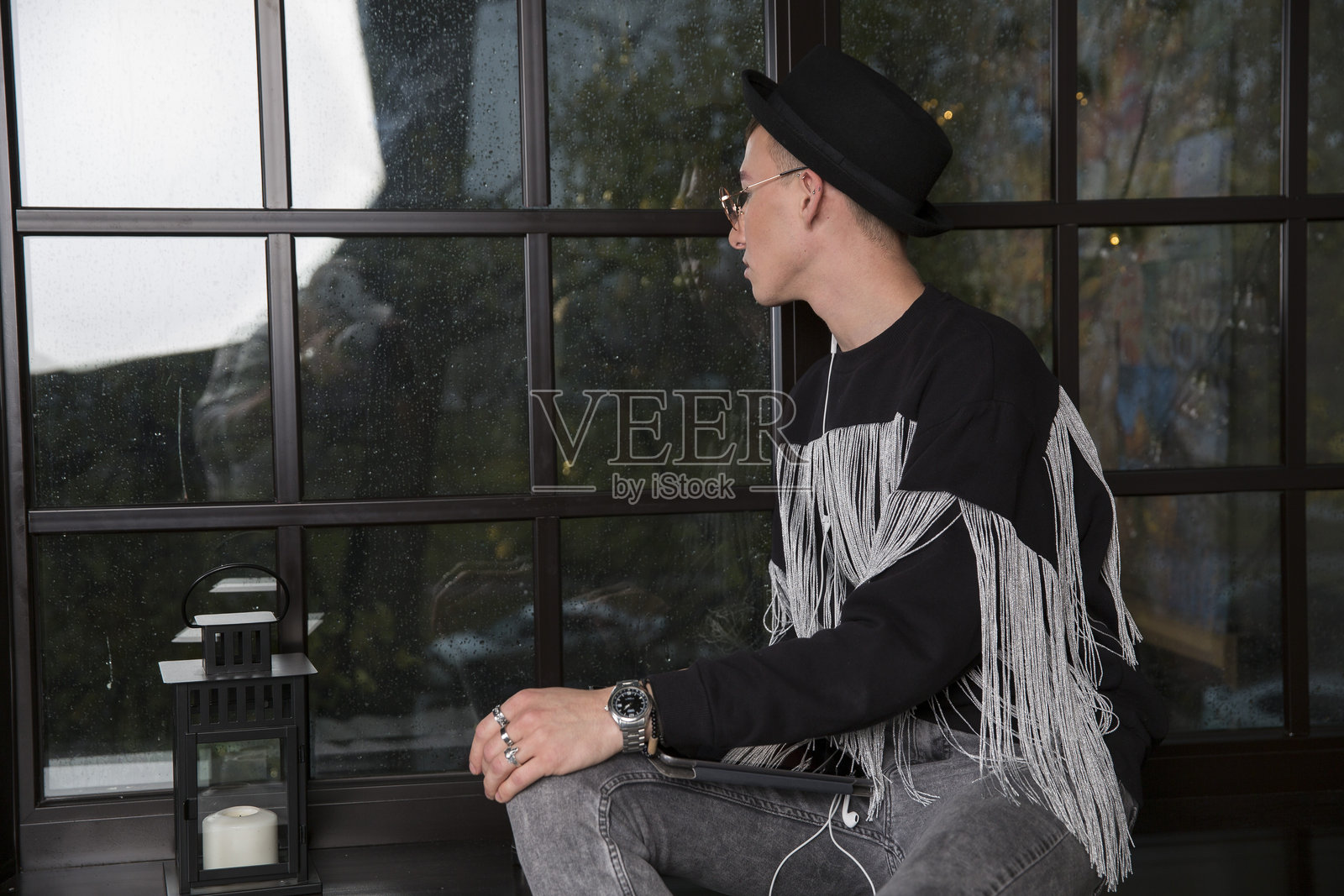 一位穿着黑色流苏毛衣的年轻男子照片摄影图片