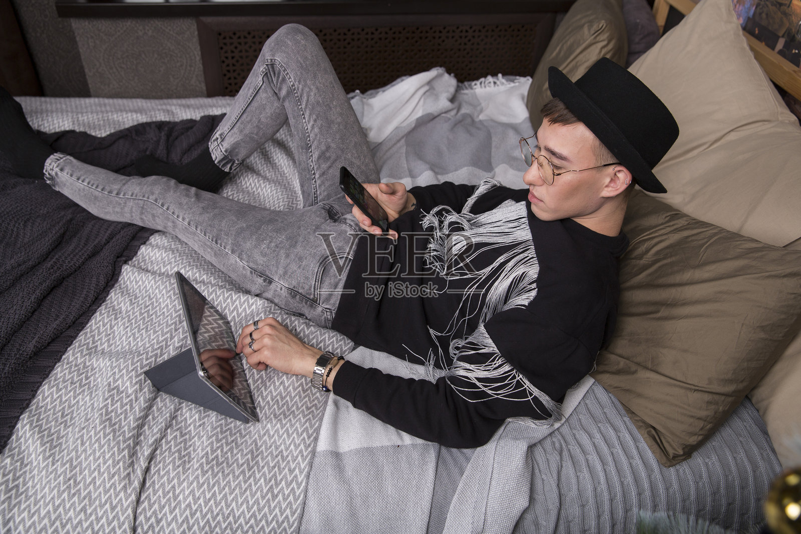 一位穿着黑色流苏毛衣的年轻男子照片摄影图片