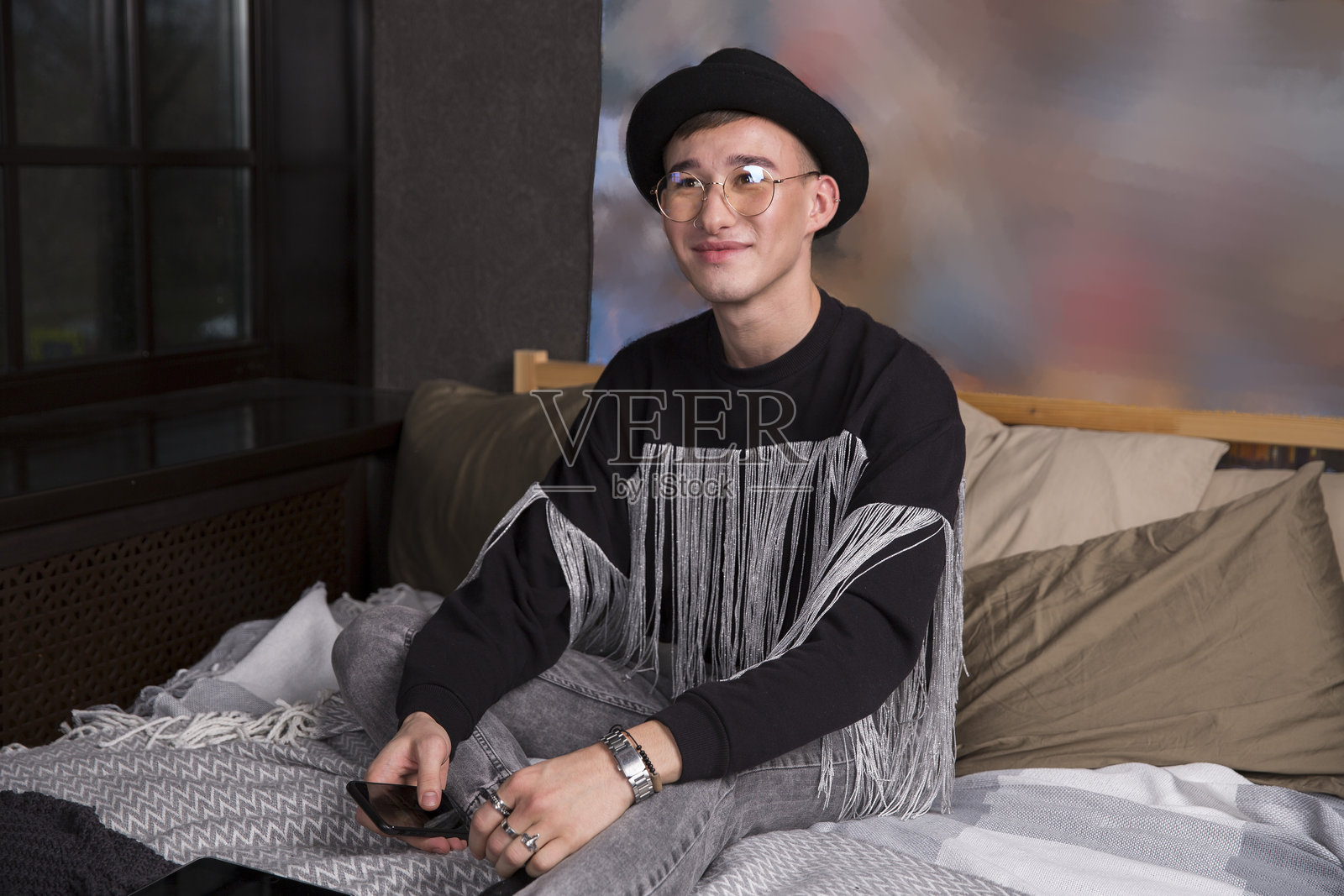 一位穿着黑色流苏毛衣的年轻男子照片摄影图片