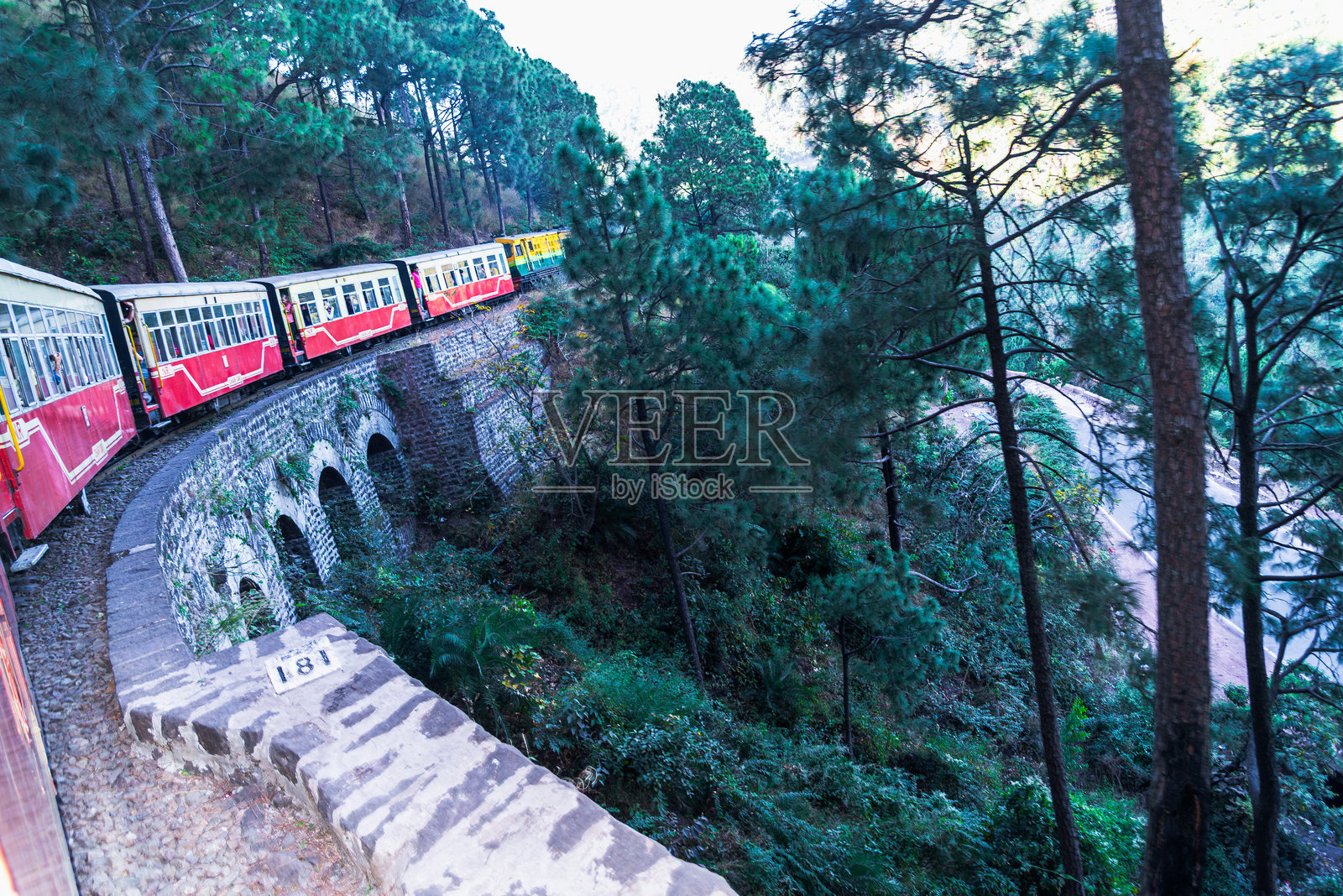 卡尔卡-希姆拉铁路，喜马拉雅山的玩具火车照片摄影图片