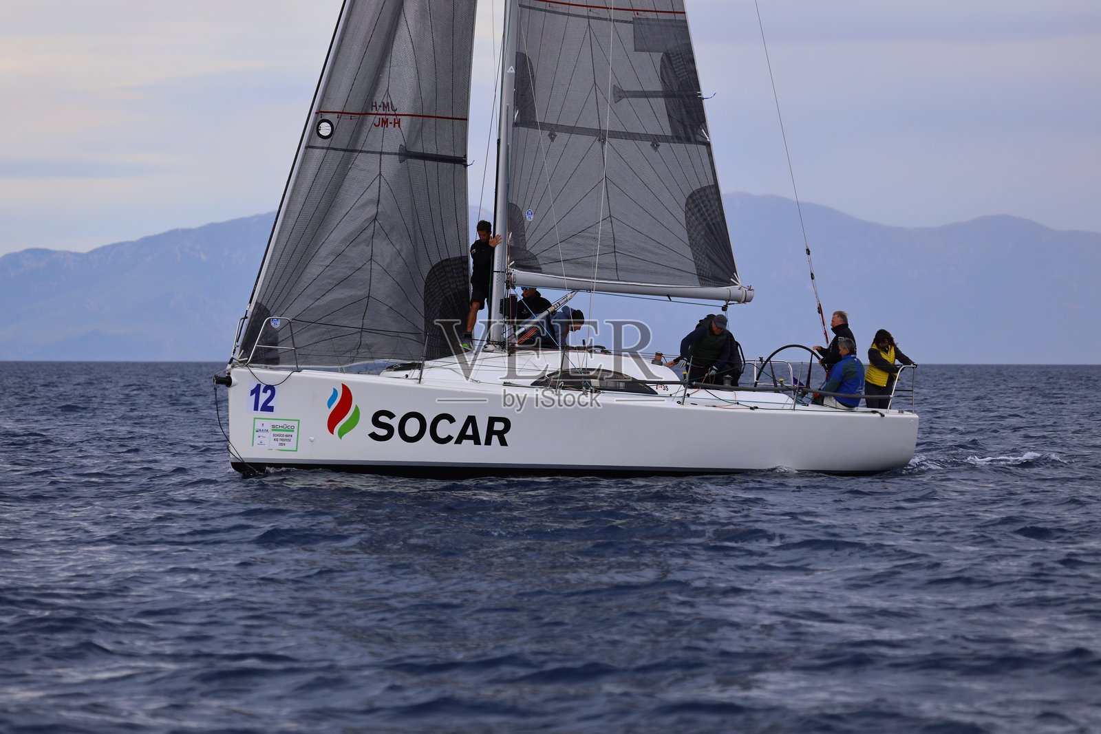 帆船在爱琴海的蓝色海水中迎风航行，地点位于著名的度假胜地博德鲁姆的海岸。照片摄影图片