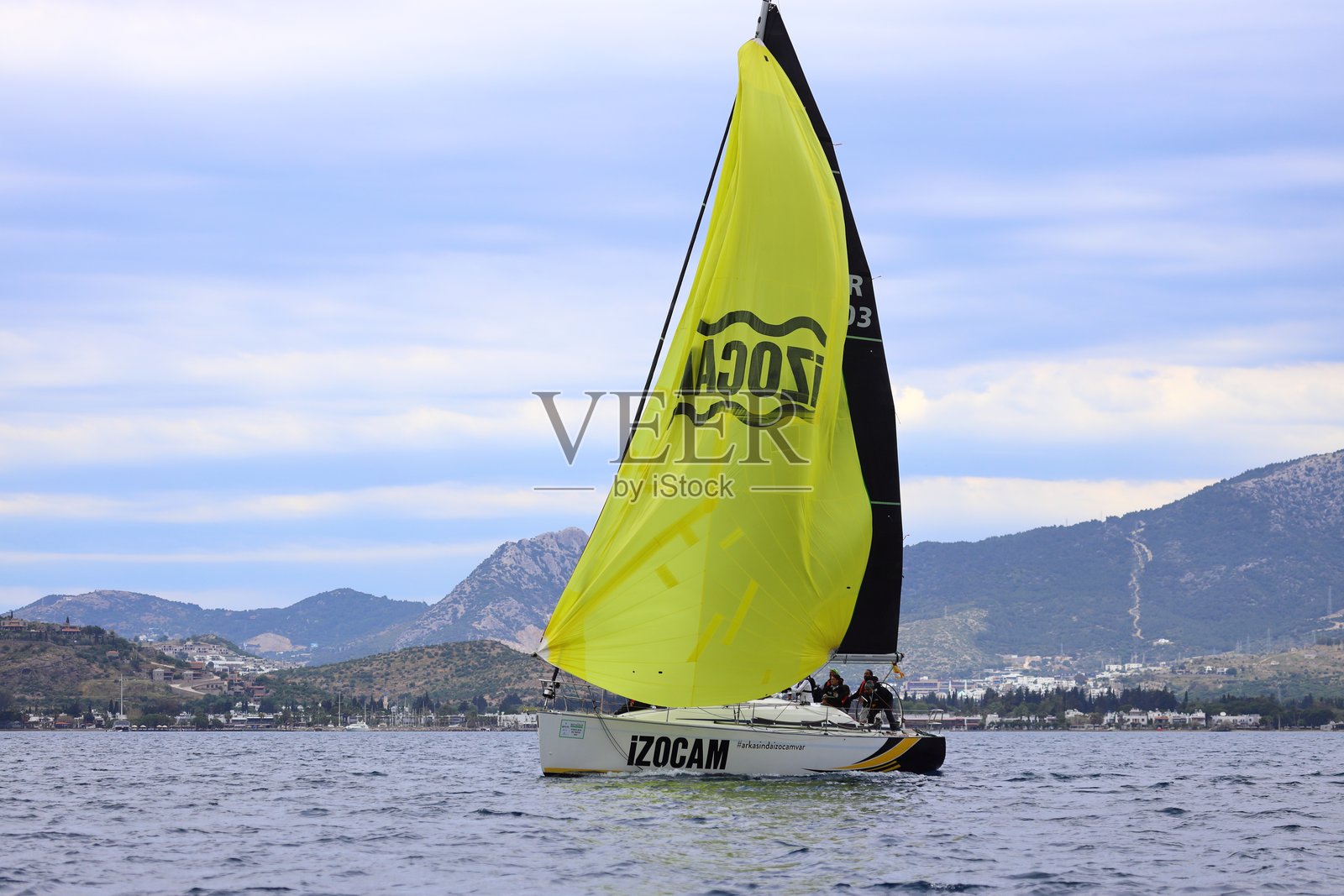 帆船在爱琴海的蓝色海水中迎风航行，地点位于著名的度假胜地博德鲁姆的海岸。照片摄影图片