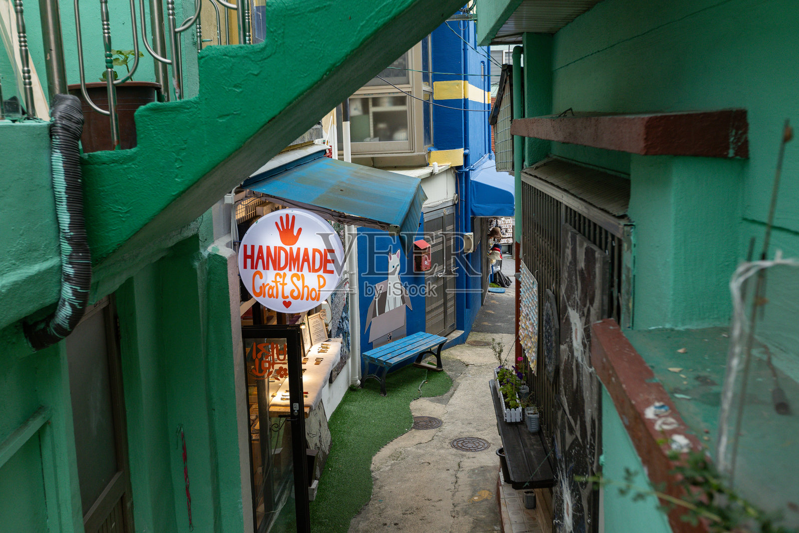 韩国釜山的历史文化村甘川洞狭窄街道照片摄影图片