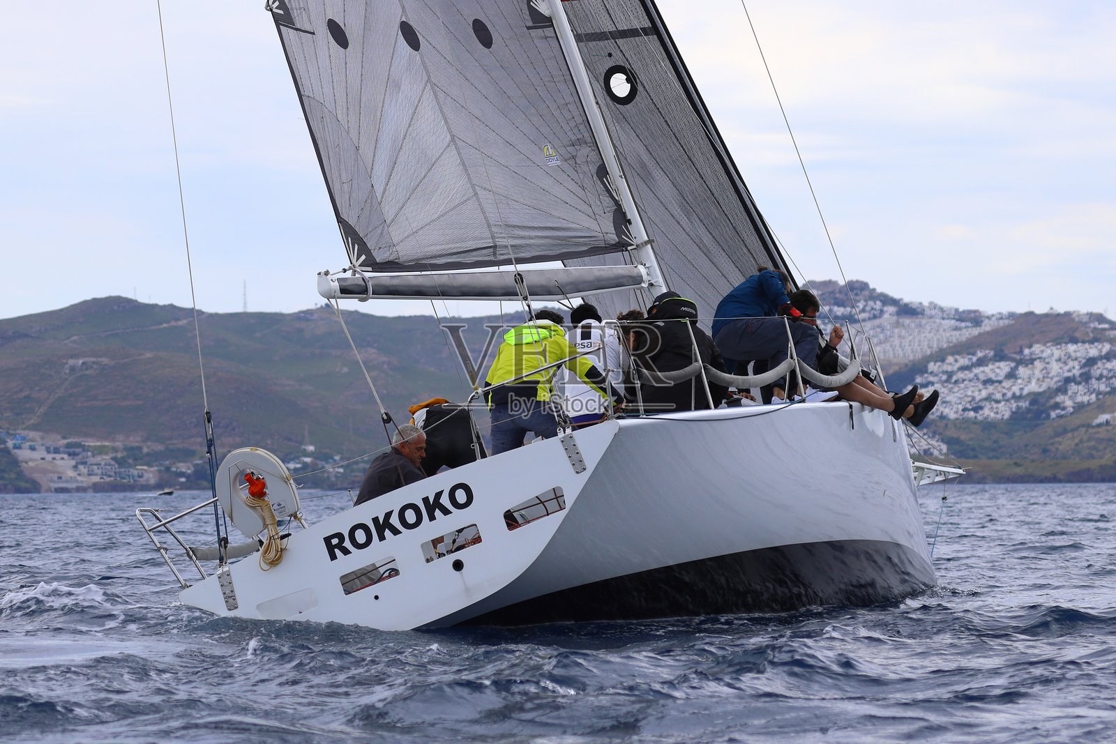 帆船在爱琴海的蓝色海水中迎风航行，靠近著名度假胜地博德鲁姆的海岸。照片摄影图片