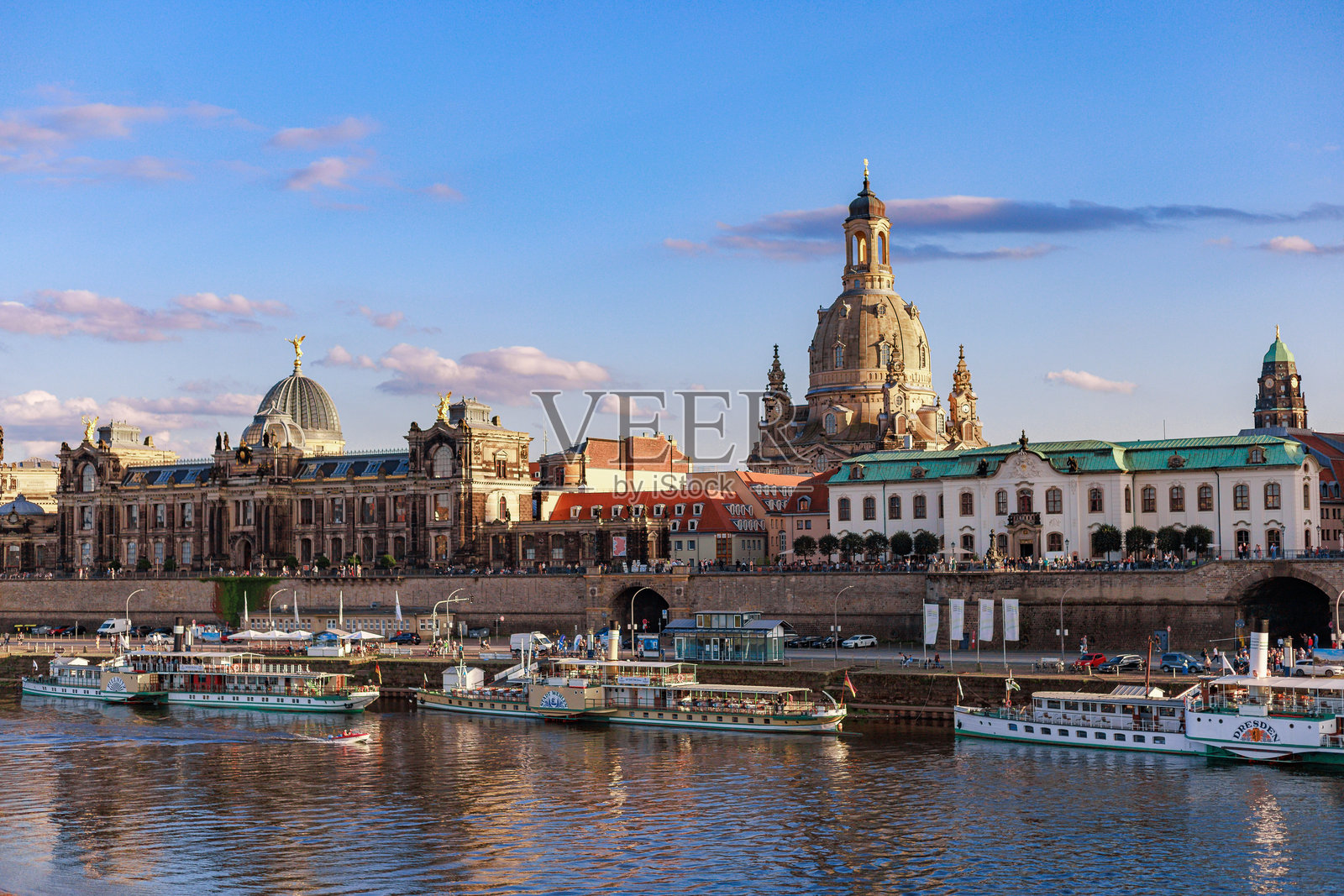 德累斯顿易北河上的轮船与弗劳恩教堂，2025年9月6日照片摄影图片