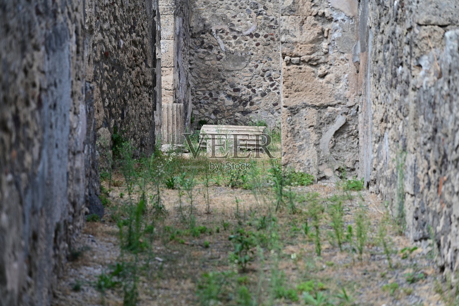 古老石墙中的一段柱子碎片照片摄影图片