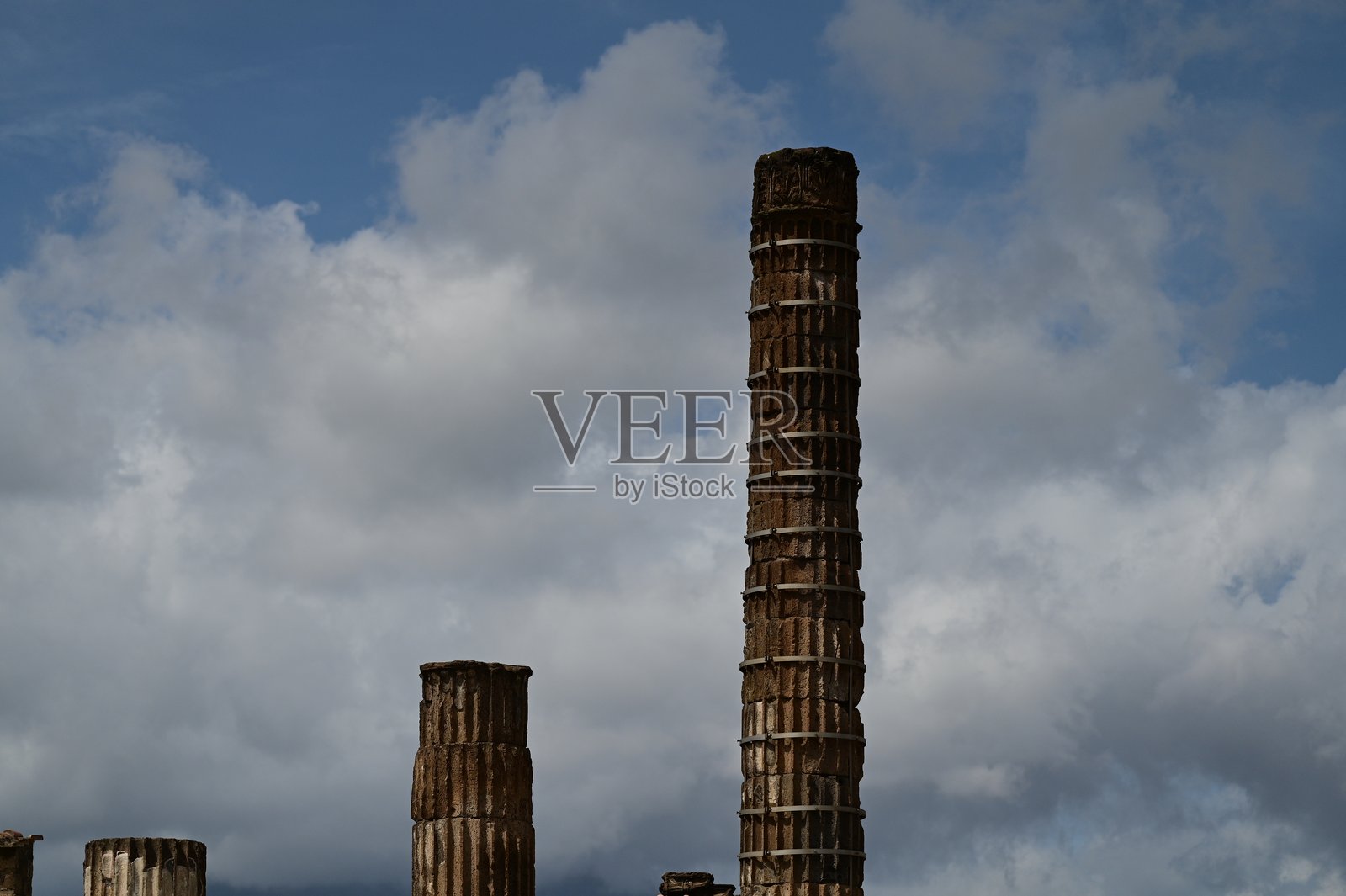 古老的柱子矗立在多云的天空下照片摄影图片
