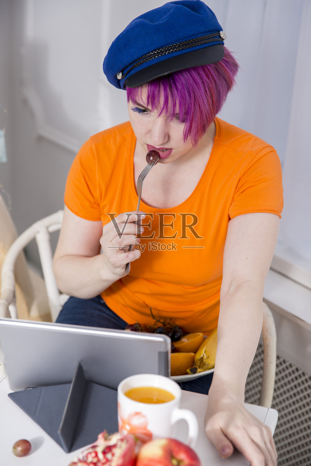 粉发女孩的肖像照片摄影图片