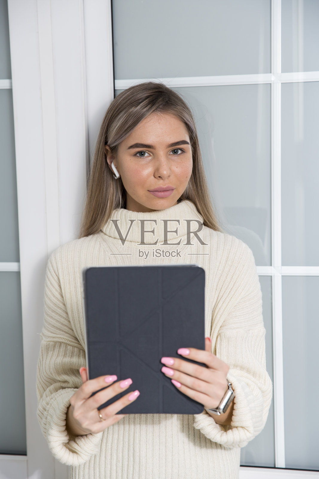 一位长着金色长发的年轻女性照片摄影图片