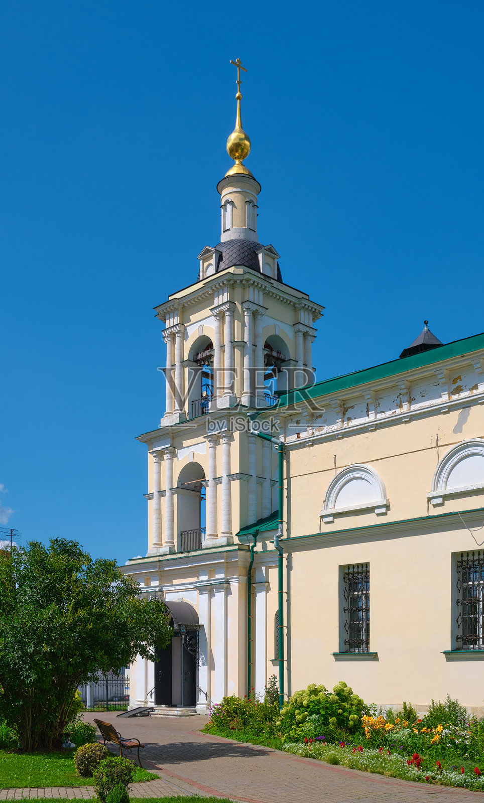 在雷普纳的圣三一教堂钟楼的景观照片摄影图片