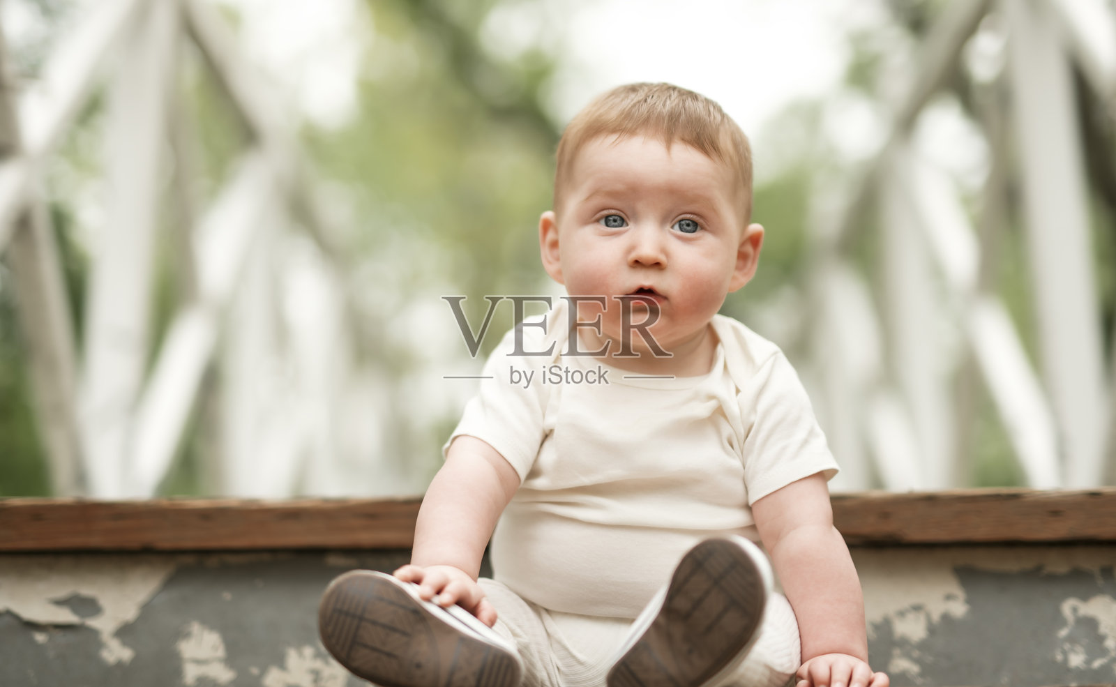 六个月大的小男婴在草地上玩耍照片摄影图片