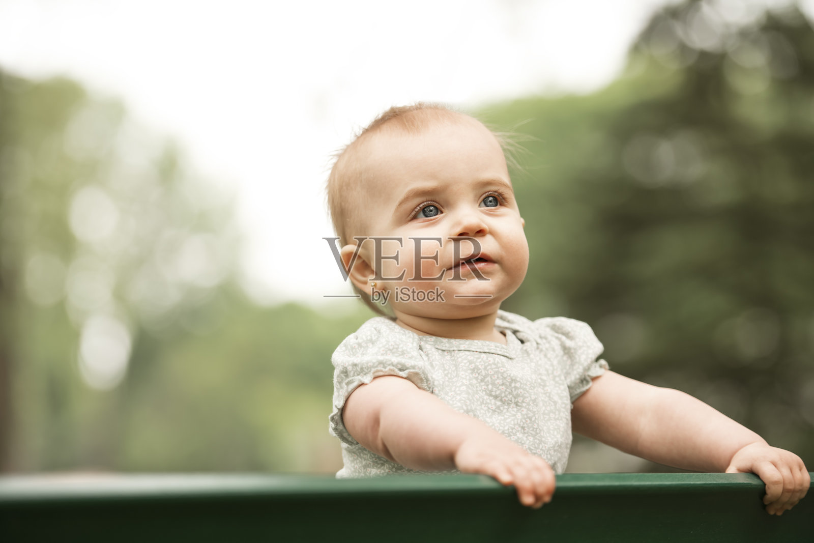 六个月大的小女孩在草地上玩耍照片摄影图片