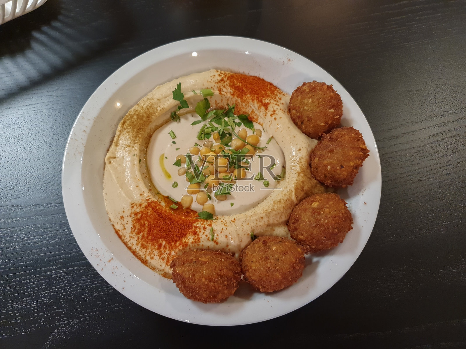 鹰嘴豆泥和法拉费尔，传统的中东美食照片摄影图片