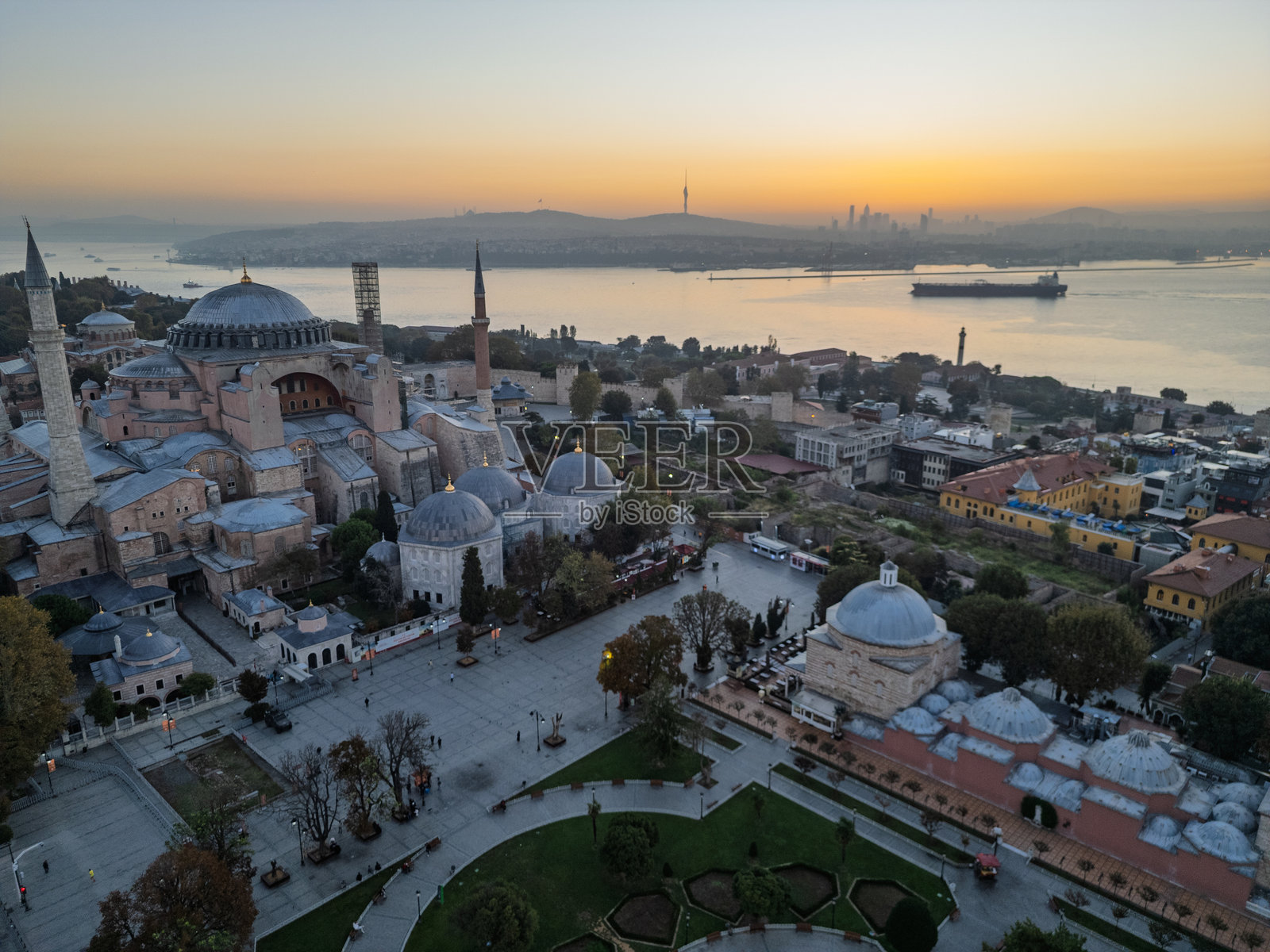 日落时分的圣索非亚大教堂鸟瞰图照片摄影图片