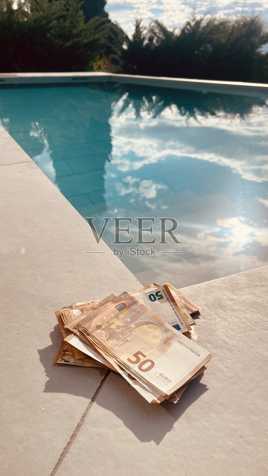 游泳池旁有很多欧元钞票照片摄影图片