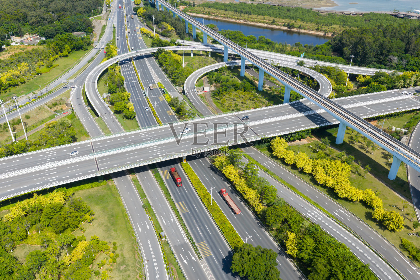 郊区立交桥上交通流量的航拍摄影照片摄影图片