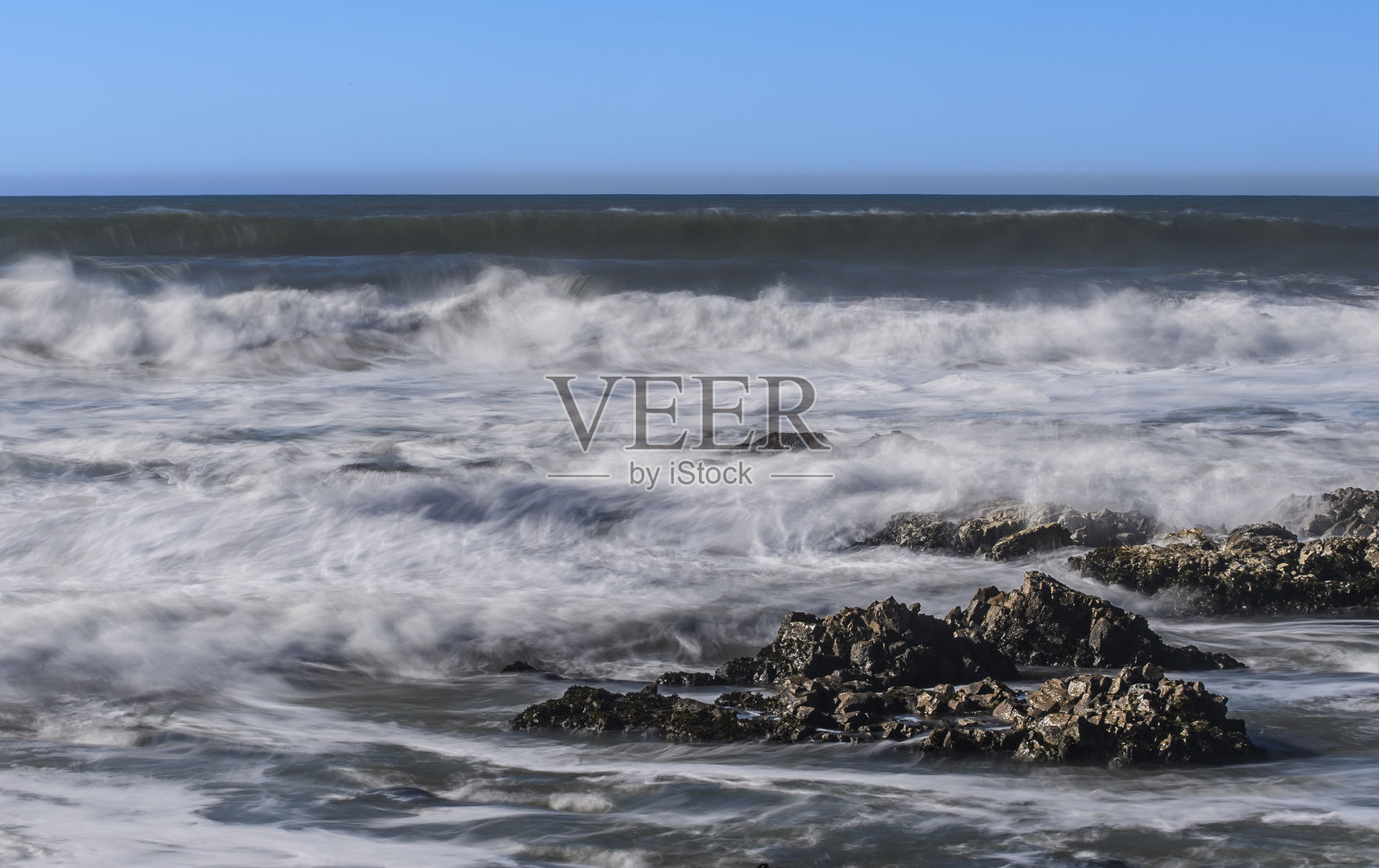 海浪拍打岩石海岸照片摄影图片