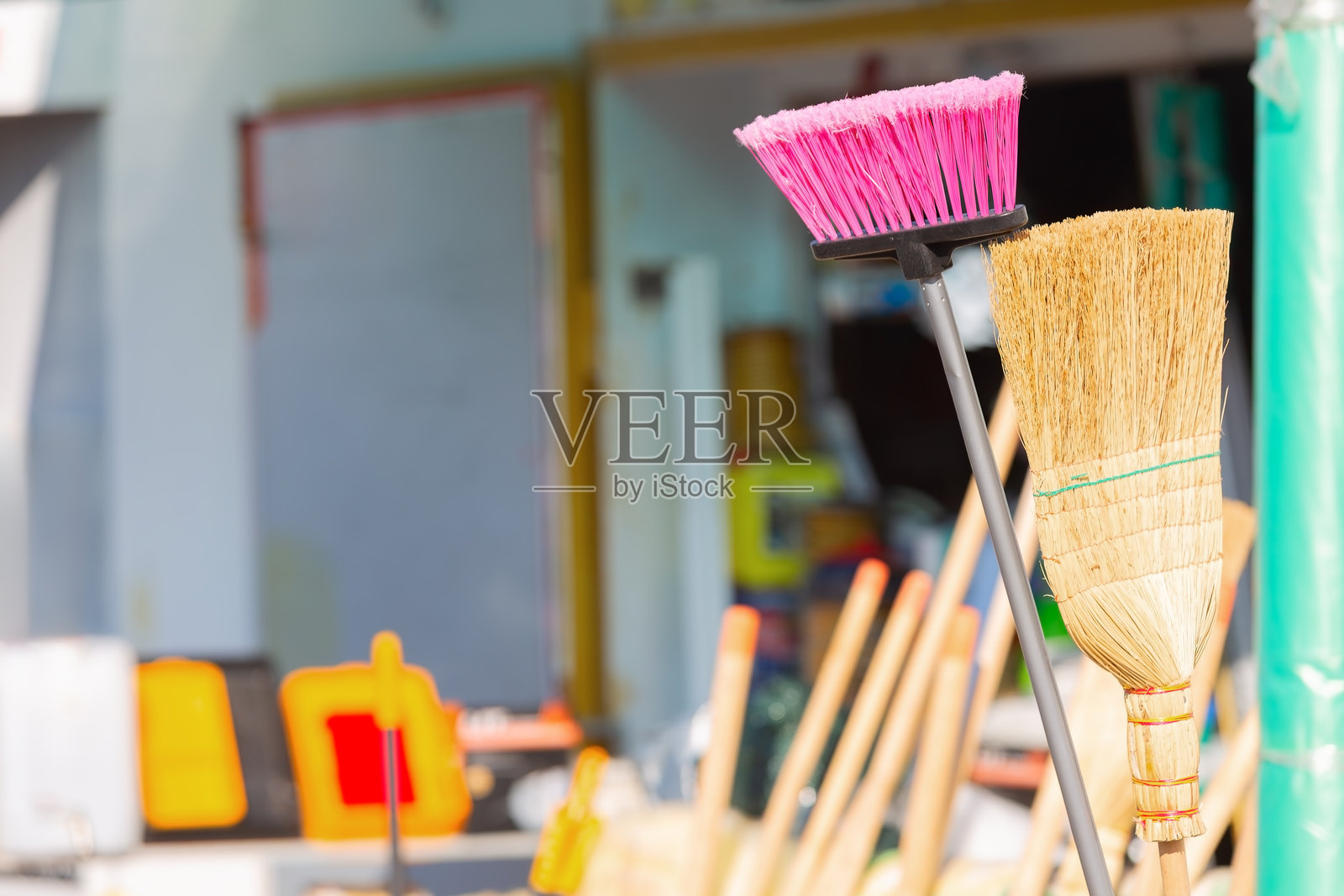 五颜六色的扫帚和清洁用品出售照片摄影图片