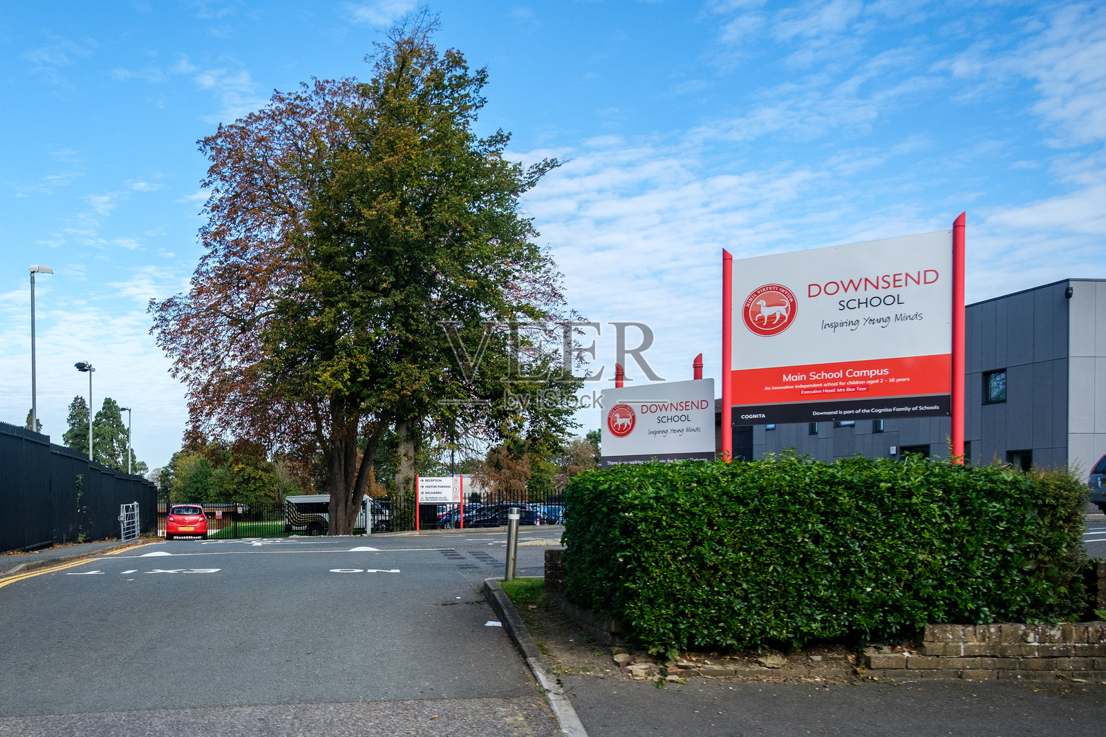 在蓝天之下的德文郡莱瑟黑德的唐森德公立学校照片摄影图片