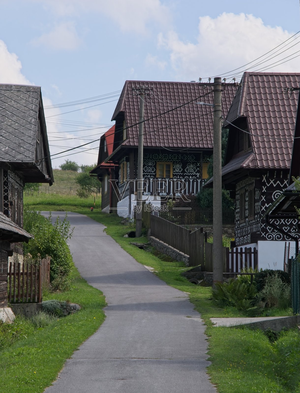 在奇克曼的街道上行走。街道、建筑。城市地区的生活方式。照片摄影图片