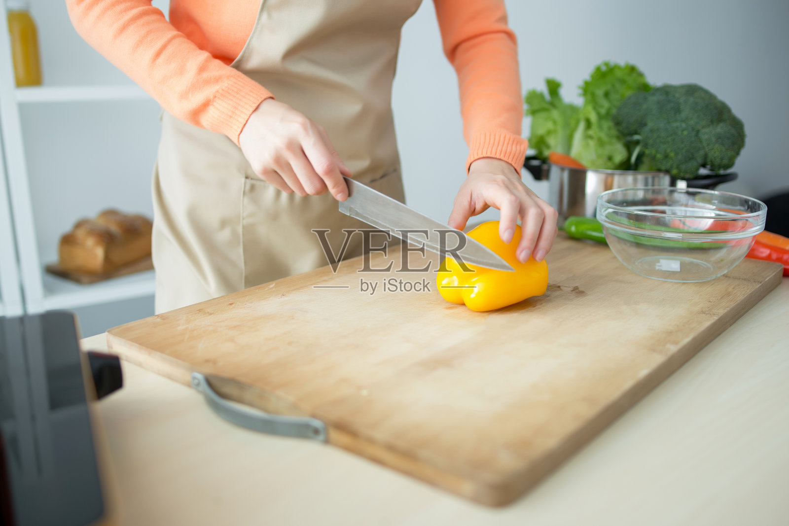 一个人在木砧板上切黄椒照片摄影图片