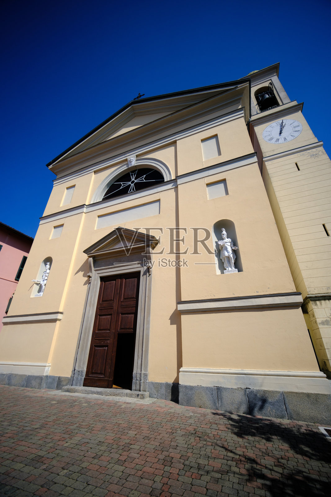 意大利科莫省布伦纳镇的圣盖塔诺老教堂照片摄影图片