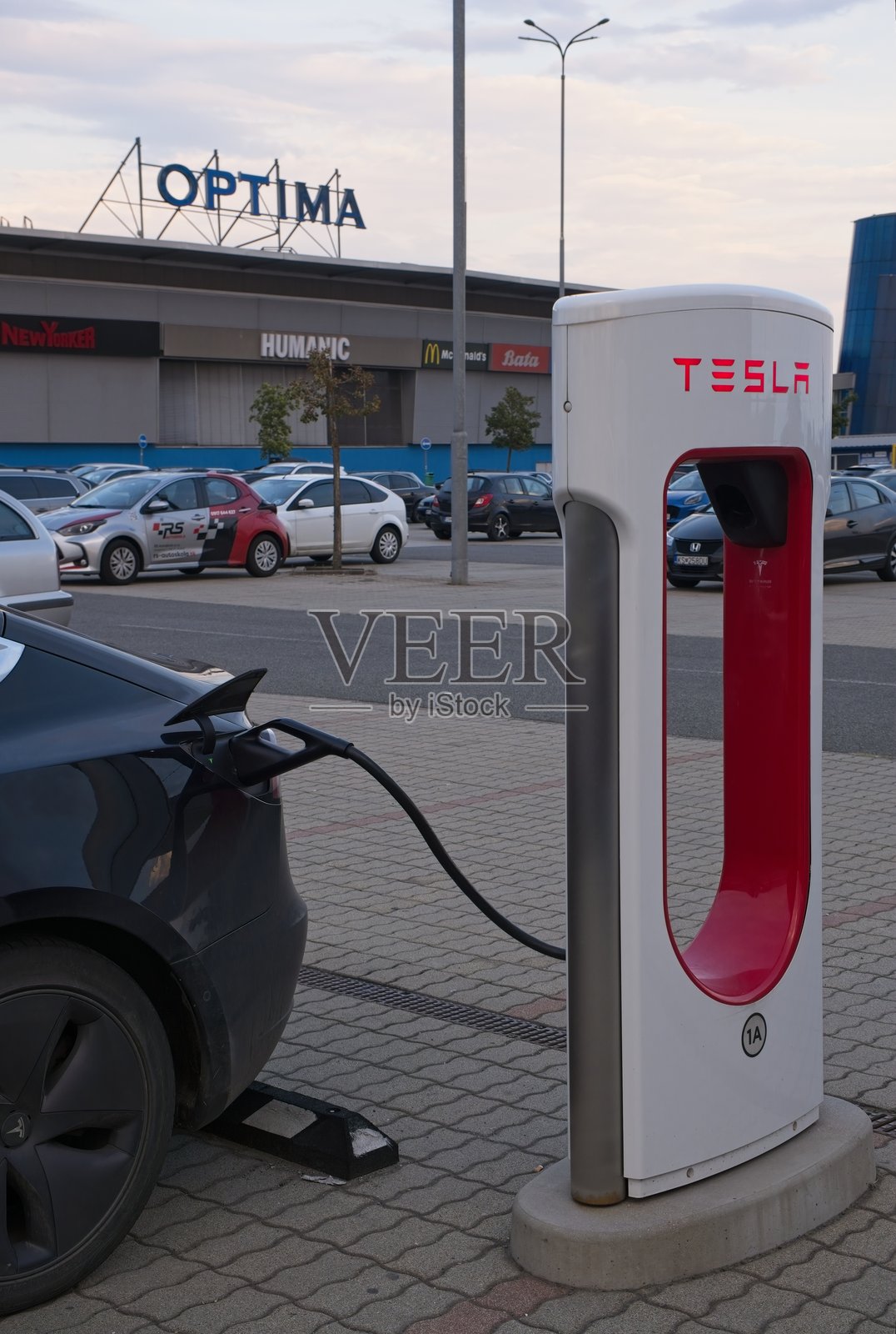 特斯拉Model 3双电机在科希策V3超级充电站充电照片摄影图片