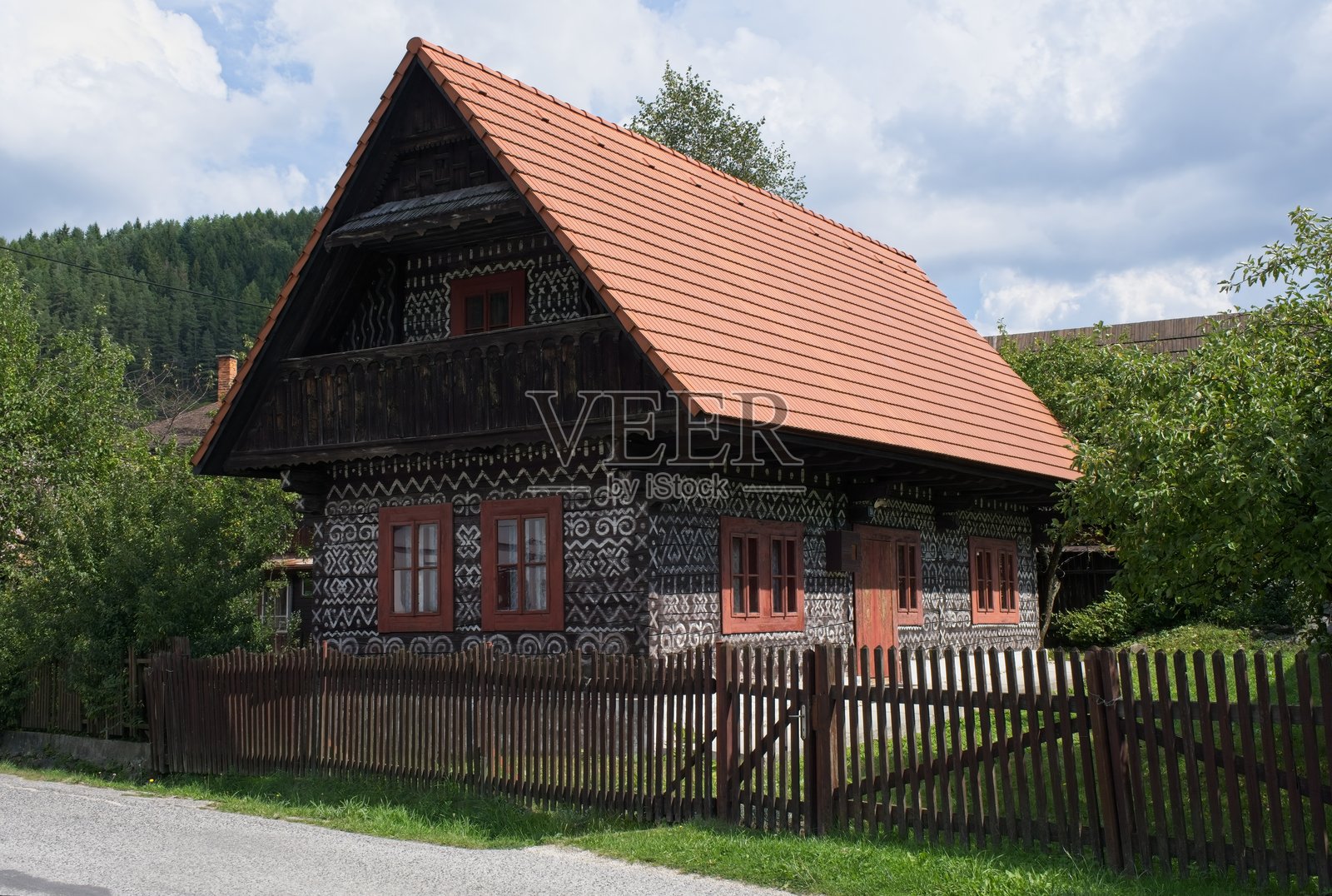 在奇克曼的街道上行走。街道、建筑。城市地区的生活方式。照片摄影图片
