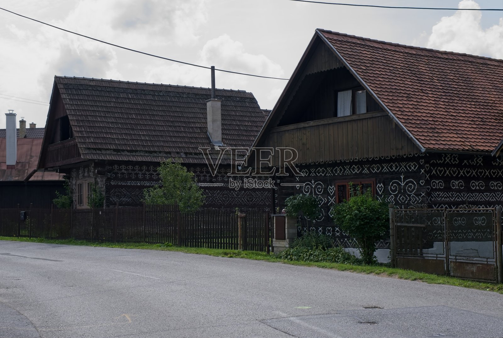 在奇克曼的街道上行走。街道、建筑。城市地区的生活方式。照片摄影图片