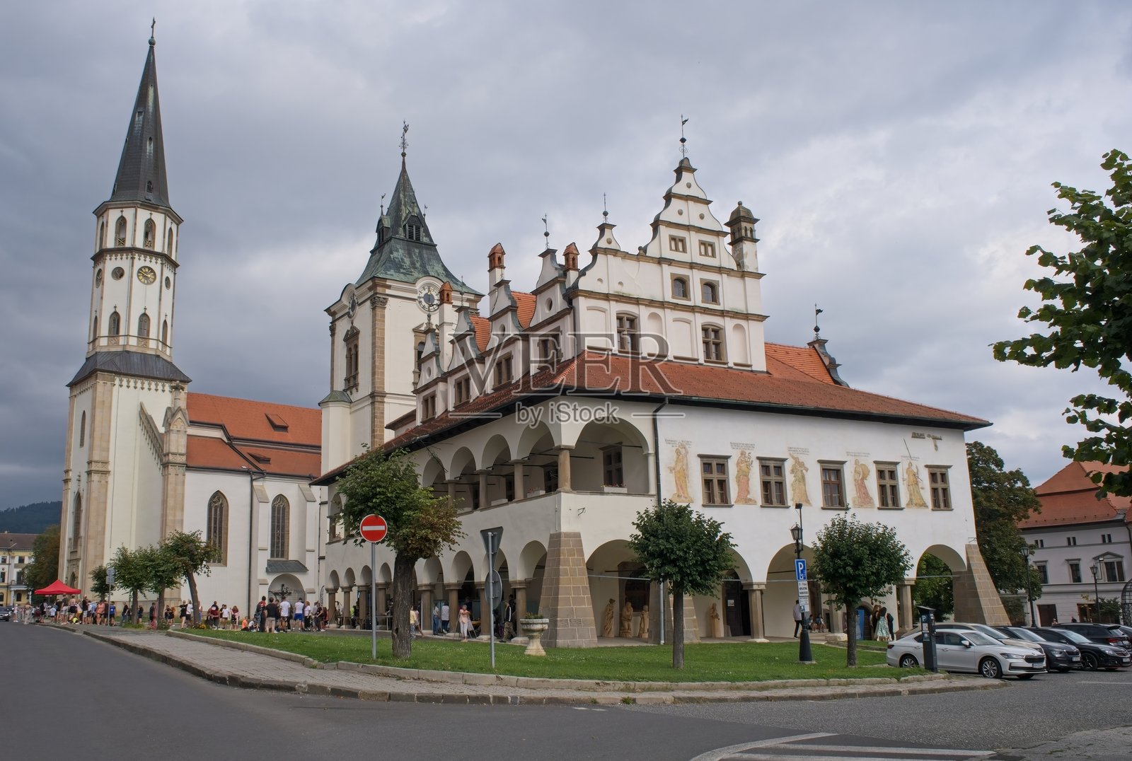 在莱沃察散步。圣雅各大教堂。街道,建筑。城市地区的生活方式。照片摄影图片