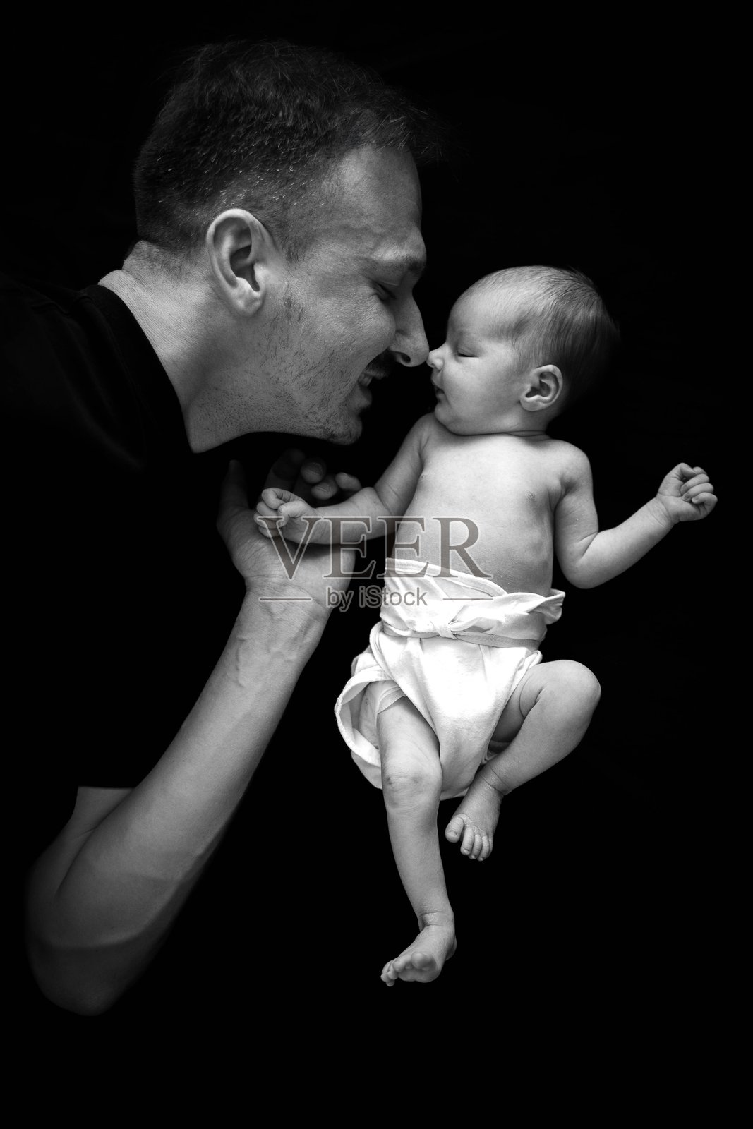 爸爸抱着新生女婴照片摄影图片