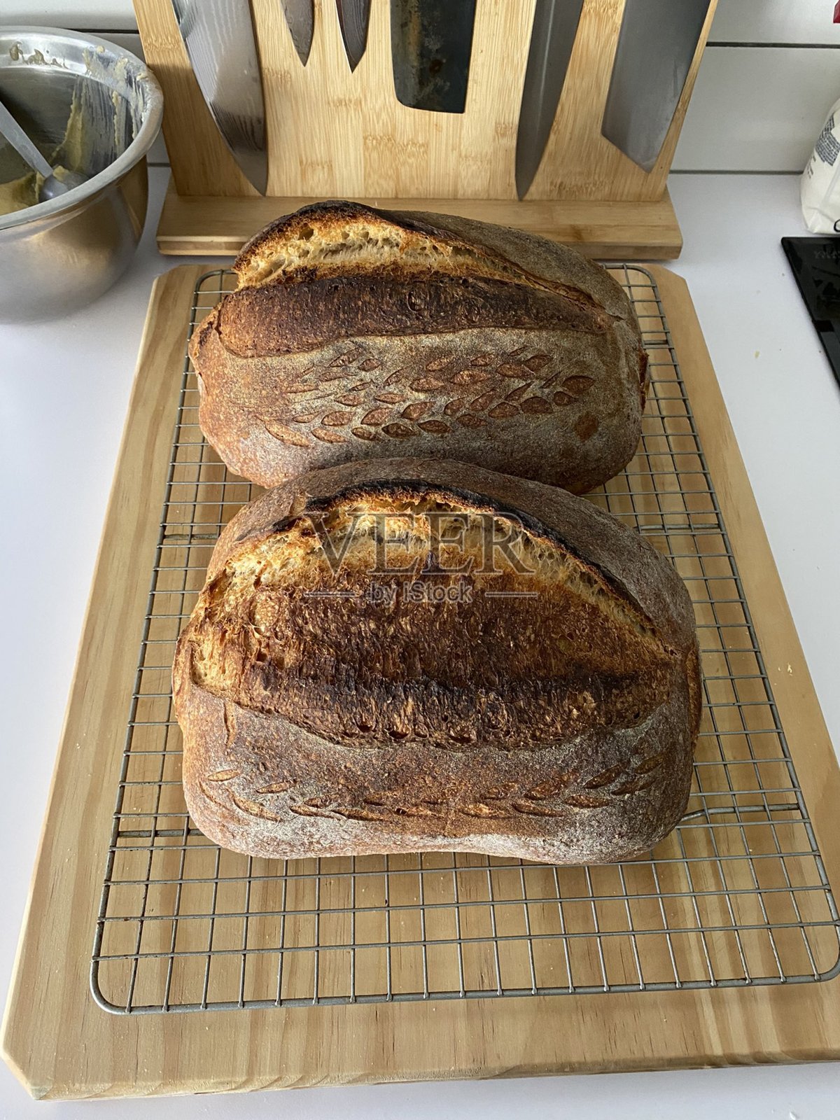 金棕色外壳和质朴纹理的酸面包，切片展示内部柔软蓬松的面包屑，突显其自然形状、酥脆表面和工艺细节的特写视图照片摄影图片