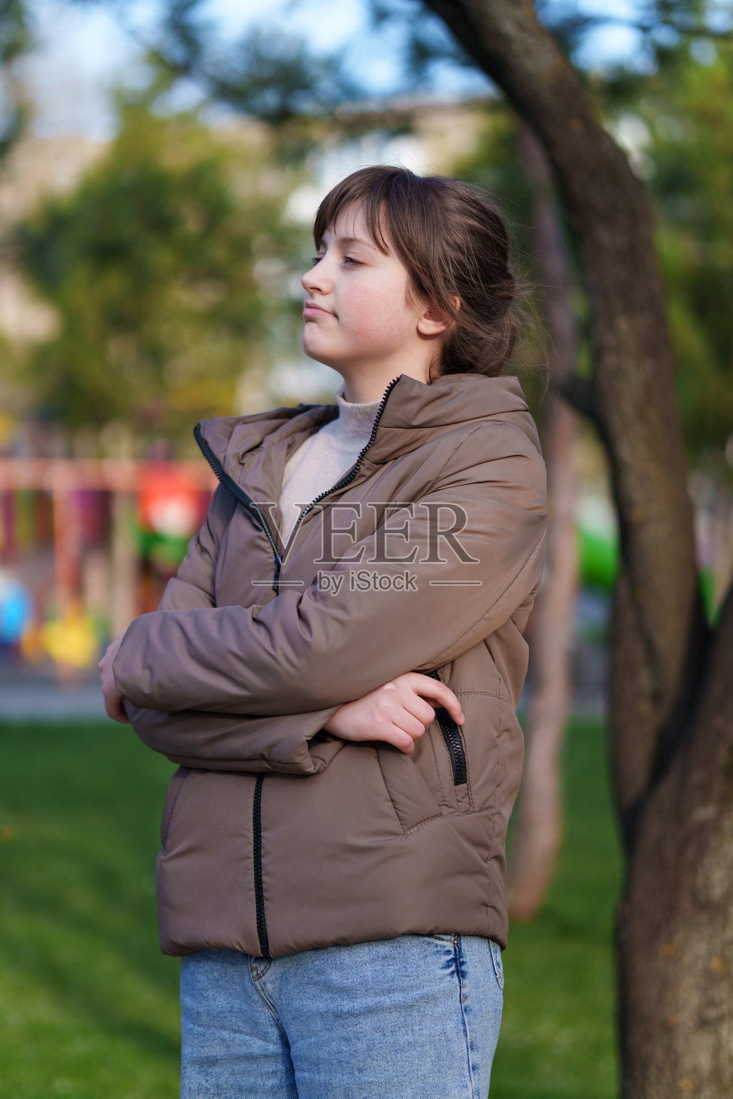 春天公园里的一位少女肖像照片摄影图片