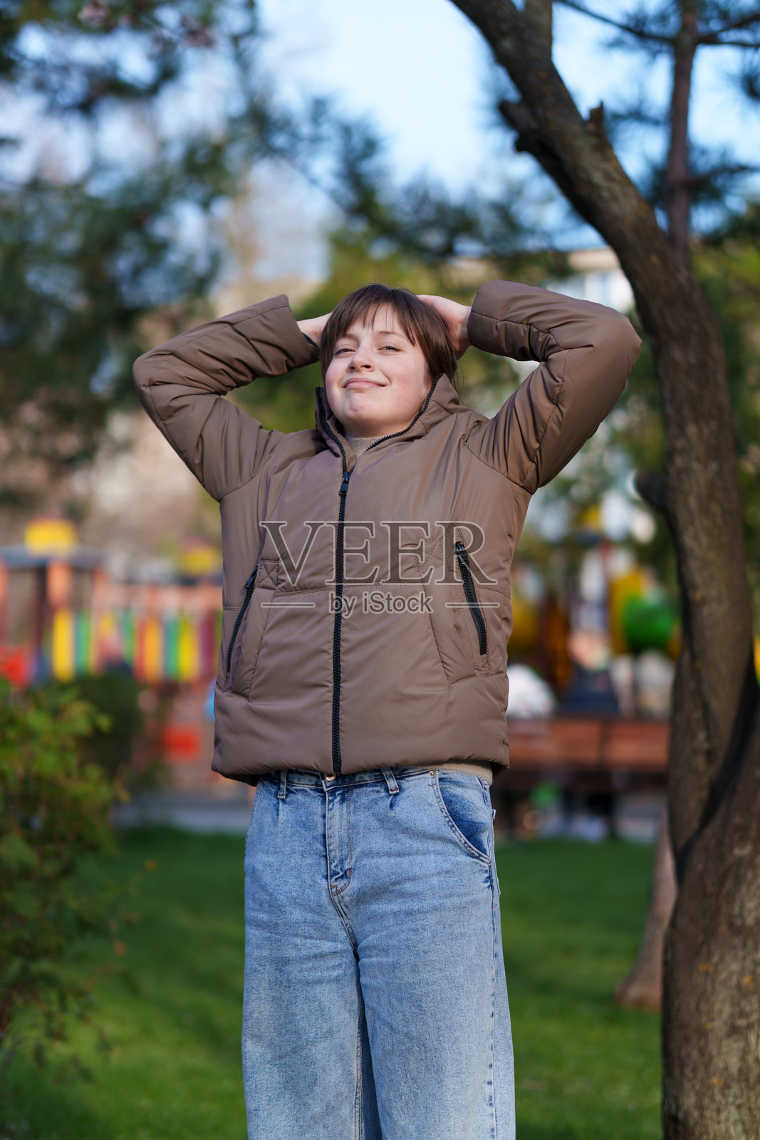 春季公园中一位少女的肖像照片摄影图片