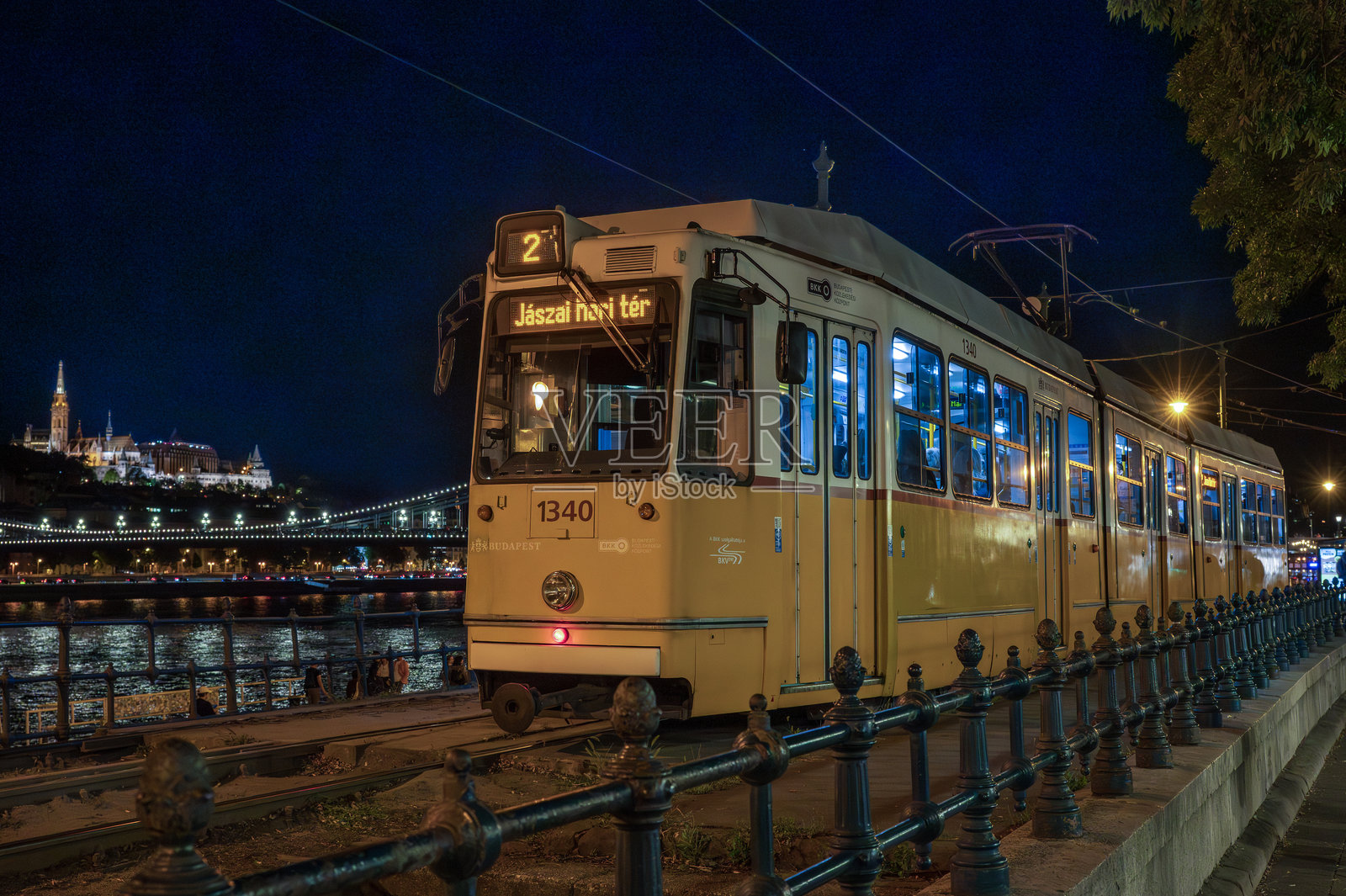 布达佩斯特色的2号电车照片摄影图片