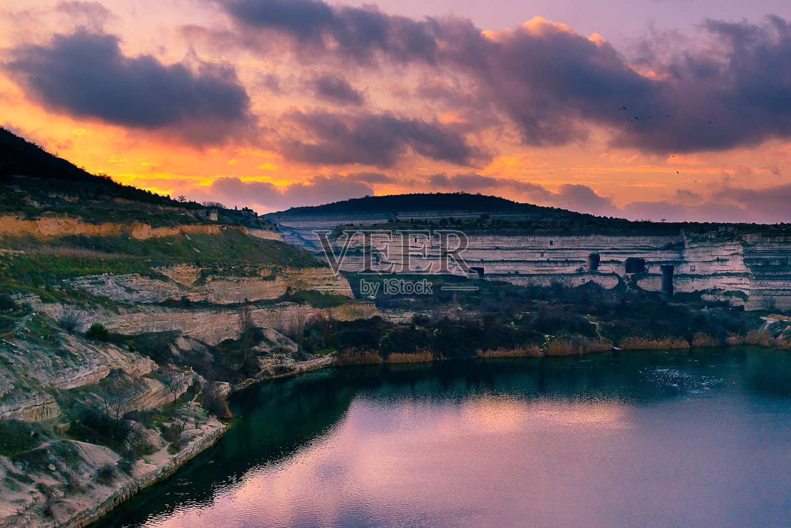 克里米亚塞瓦斯托波尔因克曼的职业遗址上的湖泊，日出时分照片摄影图片