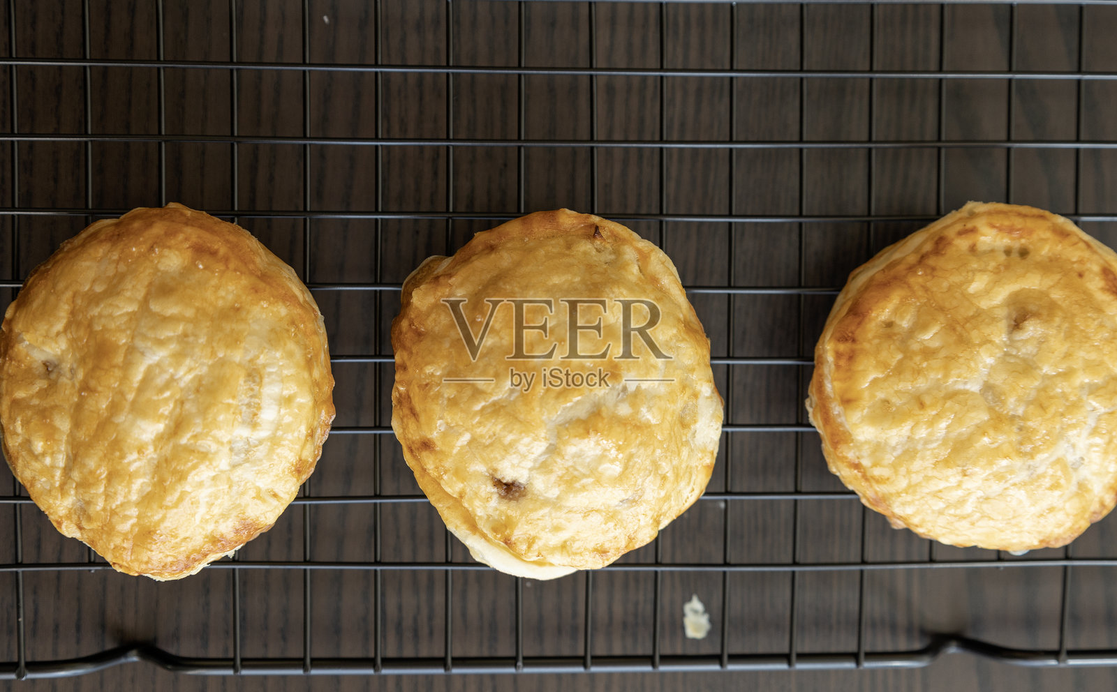 金色酥皮点心，内含奶油布里奶酪和新鲜苹果片照片摄影图片