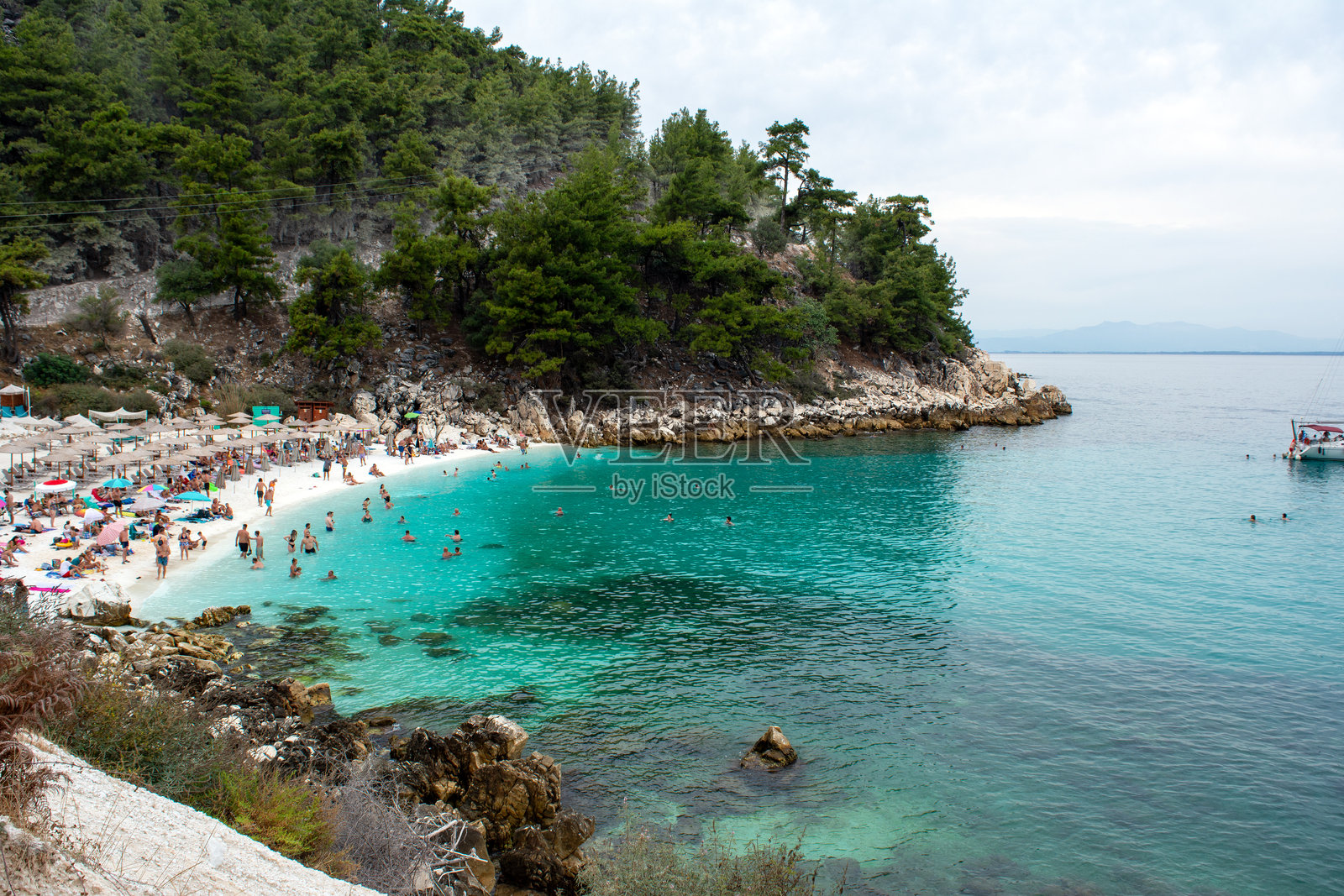 希腊岛屿上的大理石海滩照片摄影图片
