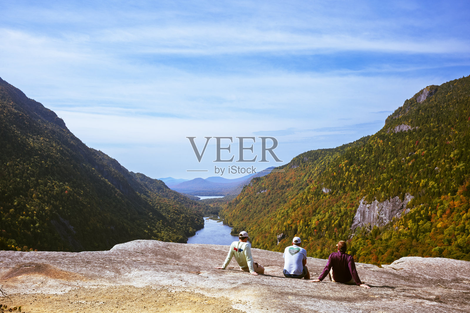 秋日，从纽约阿迪朗达克州立公园印第安头瞭望点看到的落叶景观。照片摄影图片