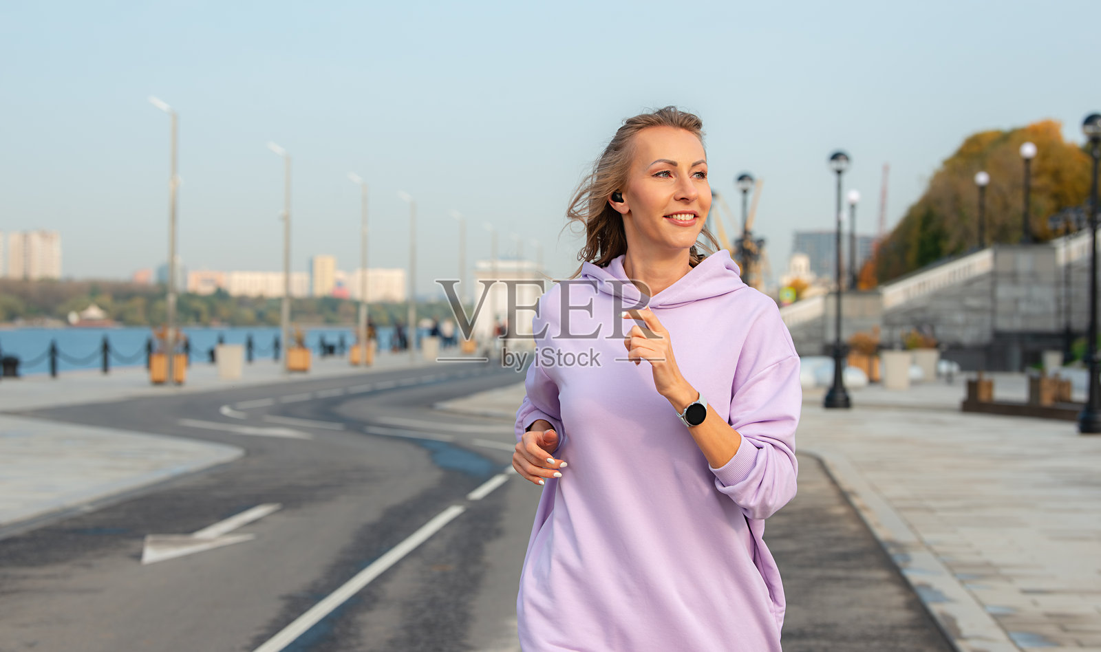 一个女孩在公园里慢跑。照片摄影图片