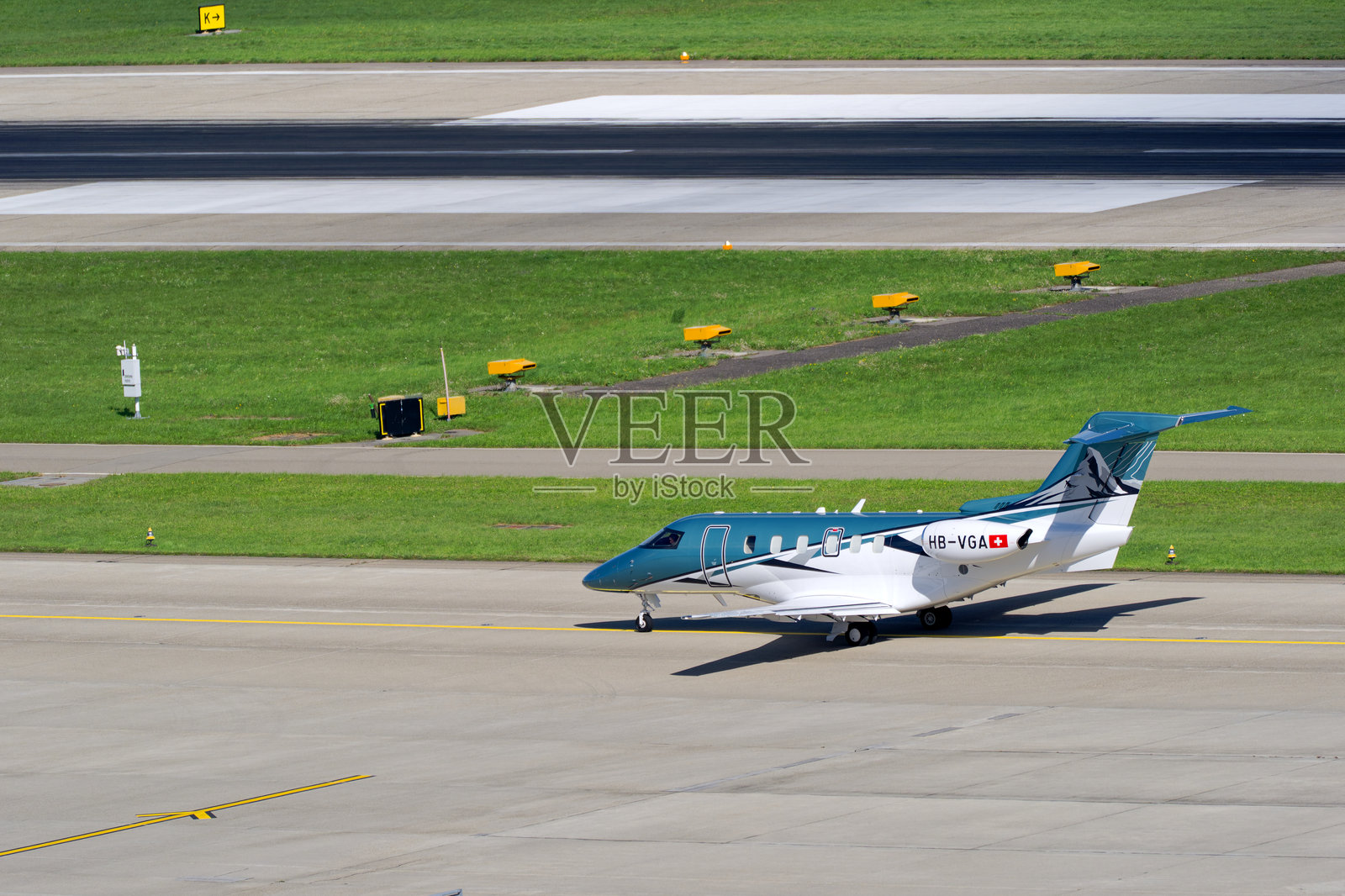 从高处俯瞰私人飞机 Cat Aviation Pilatus PC-24(注册号 HB-VGA)在夏末阳光明媚的一天于苏黎世克洛滕机场滑行。照片摄影图片
